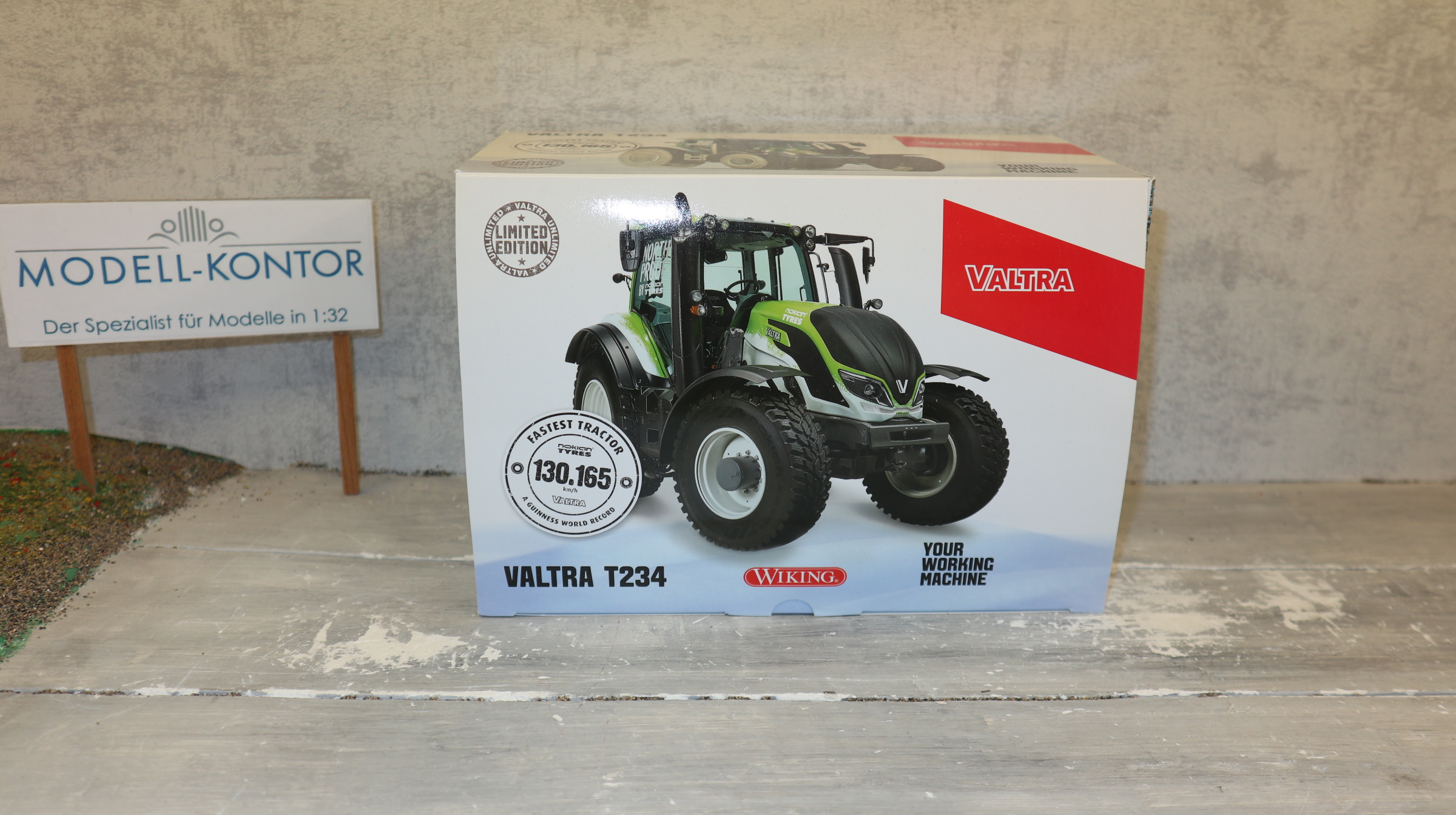 Wiking 077814 in 1:32, VALTRA T234 weiß-grün Weltrekord, NEU in OVP