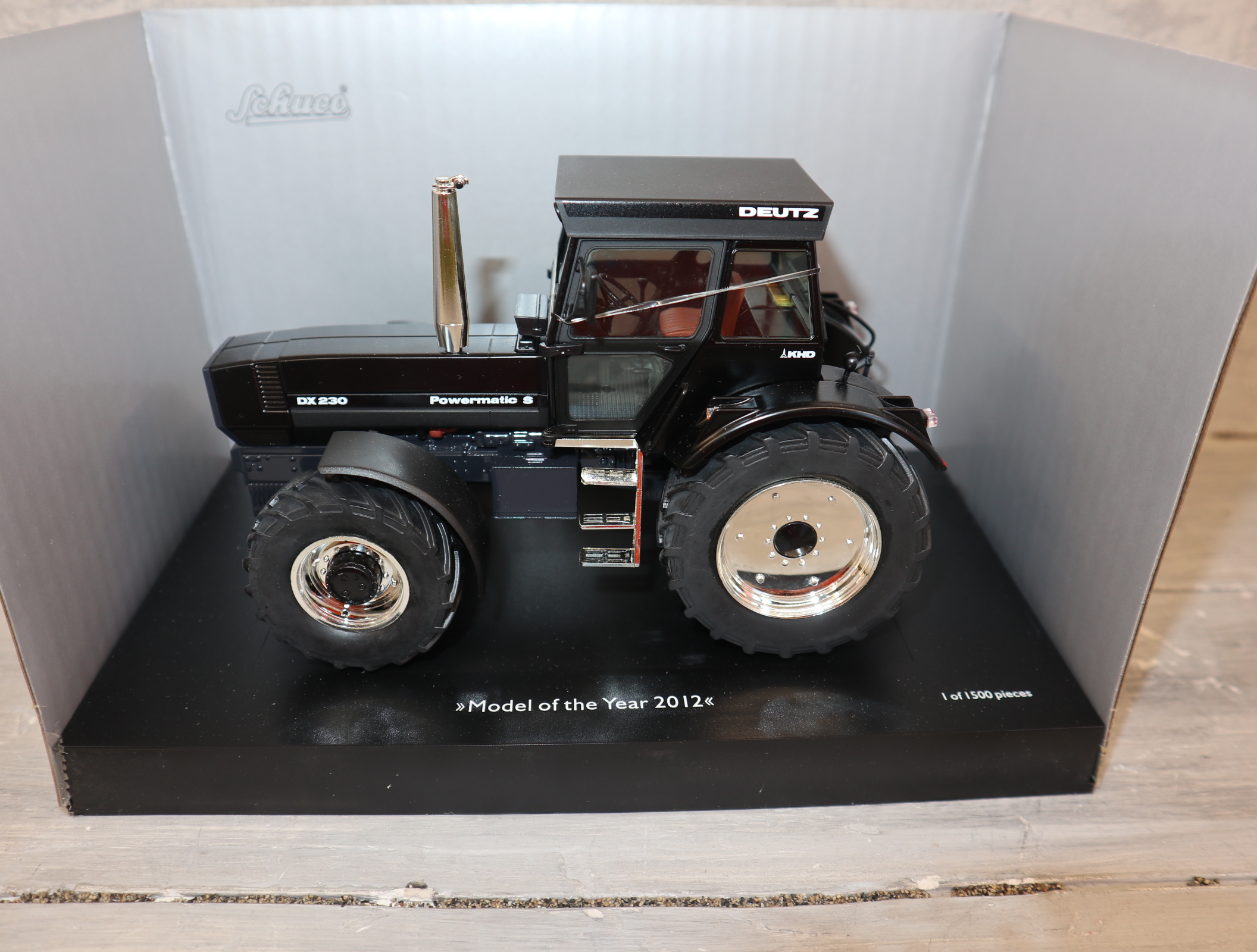 Schuco 7686  in 1:32 Deutz-Fahr DX 230 Blackline 450768600 in OVP