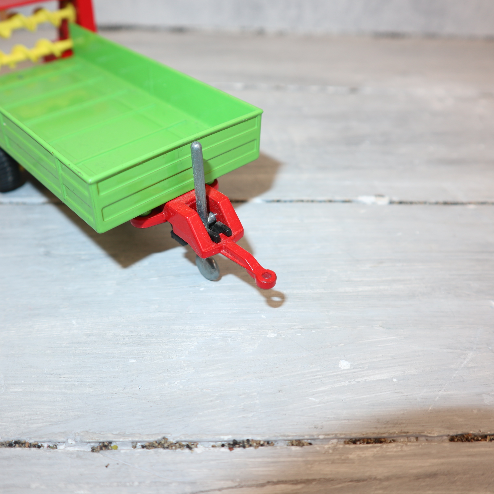 Siku 2553 in 1:32 Düngerstreuer Version 3 mit roten Felgen NEU in OVP