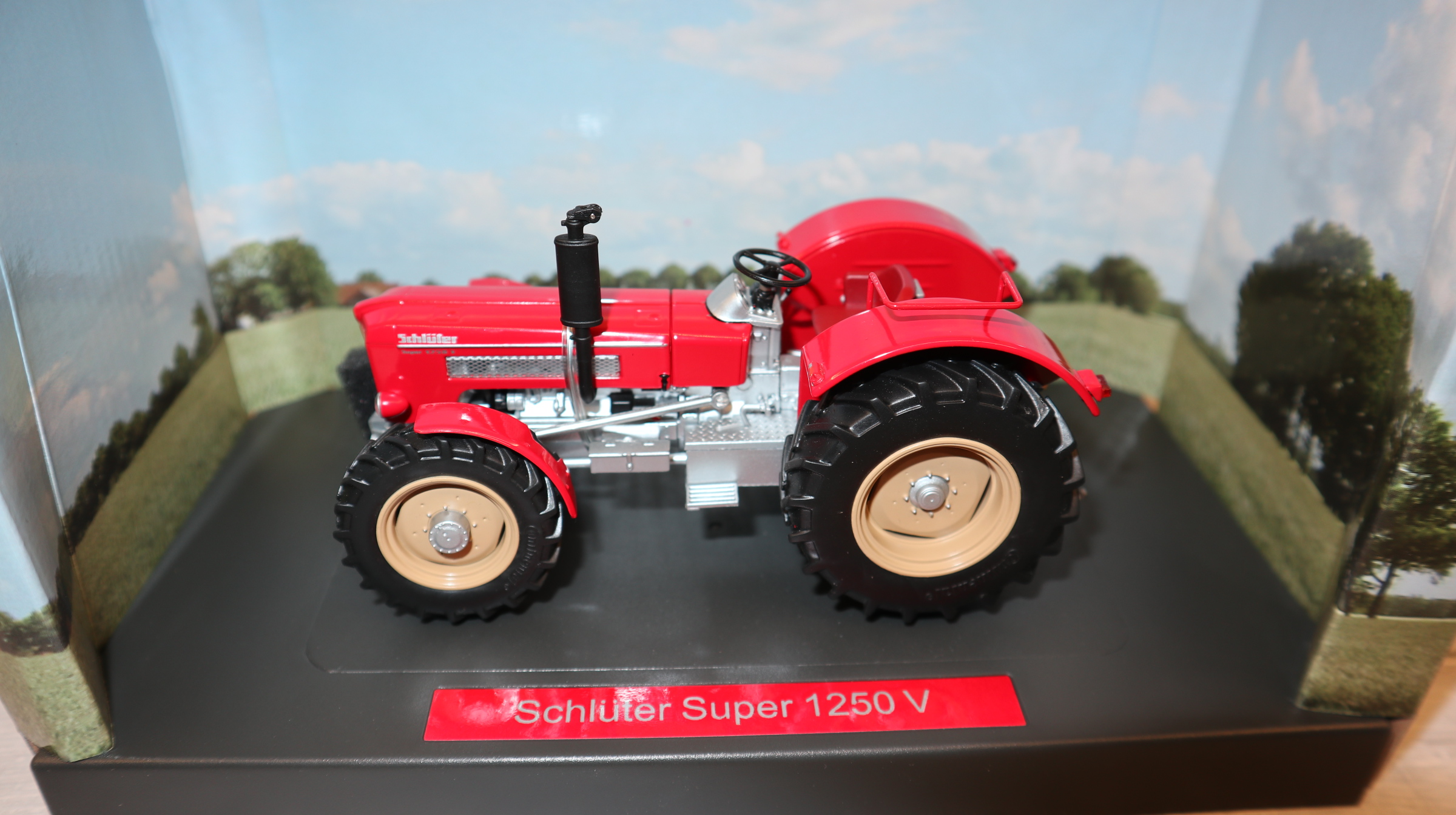 Weise Toys 1042 in 1:32, Schlüter Super 1250 rot ohne Kabine,  NEU in OVP