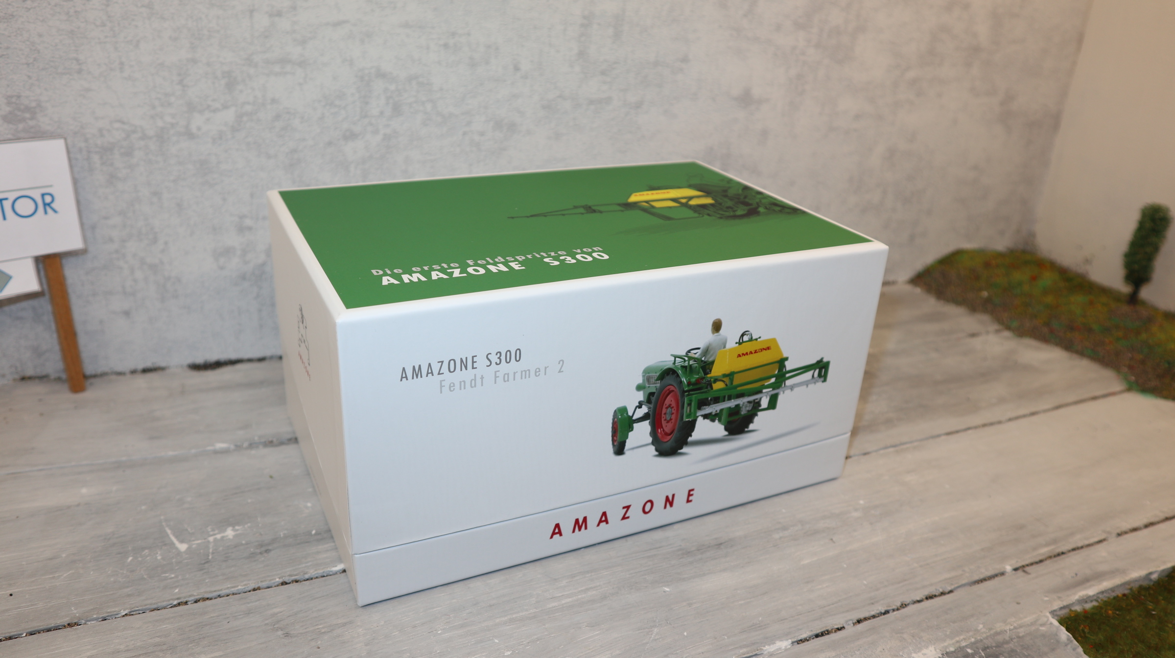 UH 6201 in 1:32  Fendt Farmer 2 mit AMAZONE Spritze, Sondermodell NEU in OVP