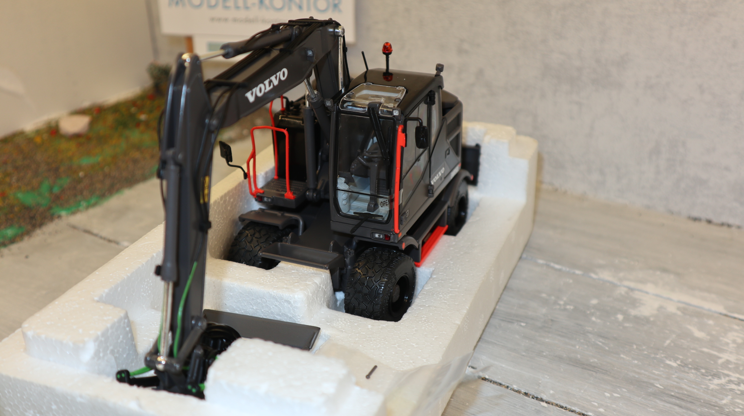 AT Collections AT3200116 in 1:32,  VOLVO EWR150E BLACKLINE Radbagger , NEU in OVP