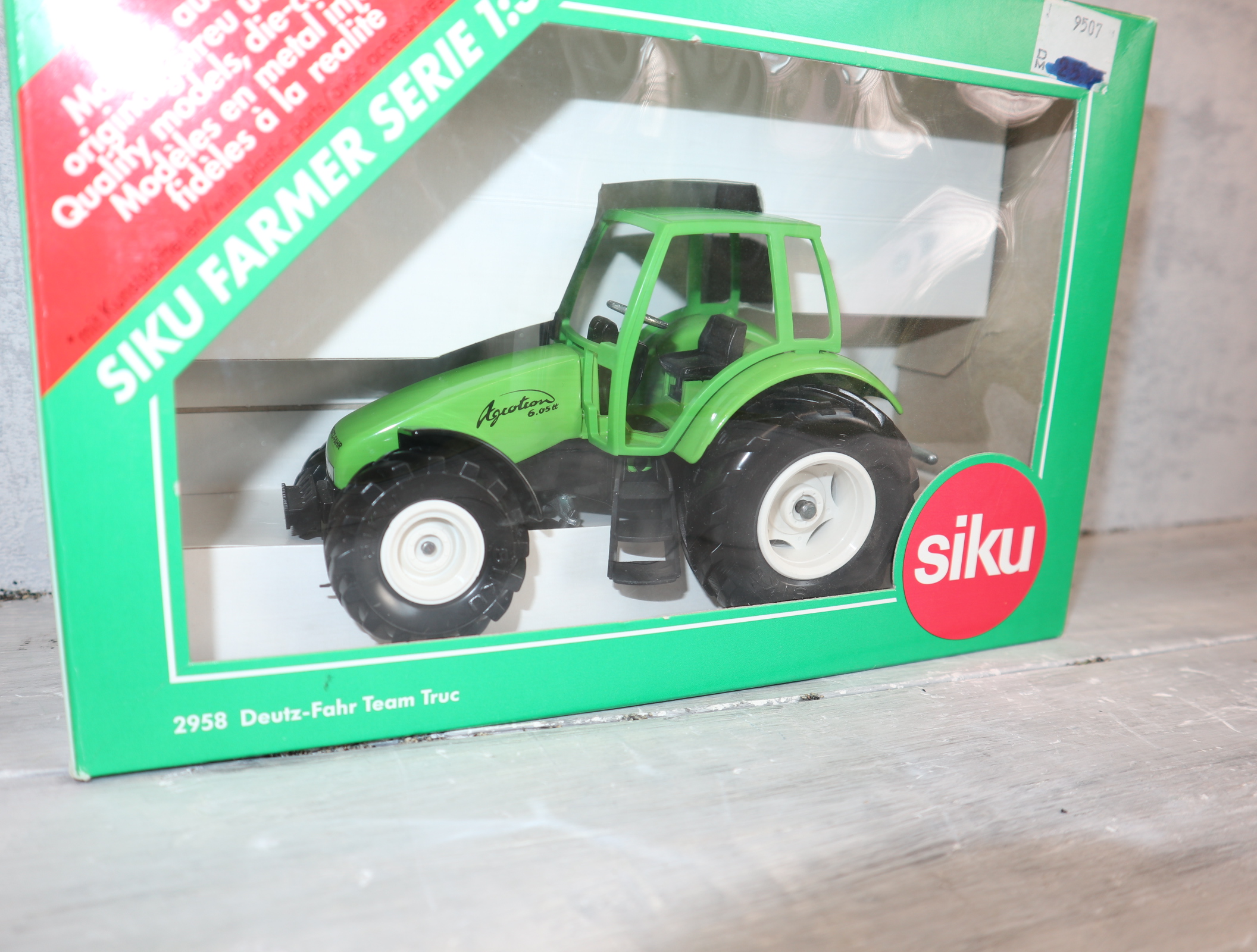Siku 2958 1:32 Deutz Team Truc Agrotron weiße Felgen Version 1, NEU in OVP