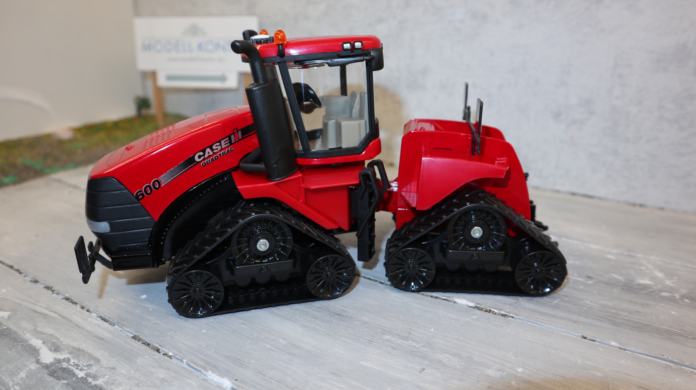 Siku 3275 in 1:32 CASE Quadtrac 600.  NEU in OVP