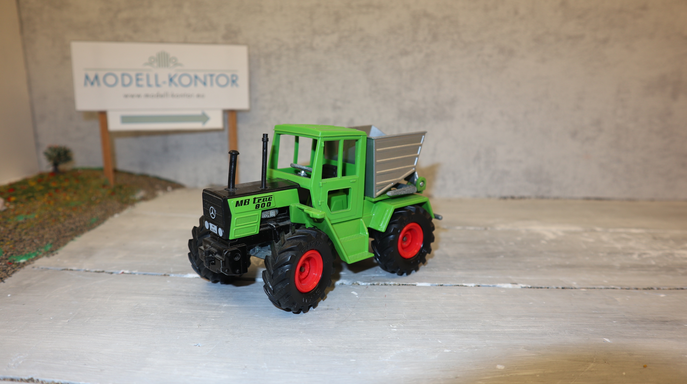 Siku 2951 in 1:32,  MB Trac 800 mit Kippmulde in grün (Version 2), TOP ohne OVP