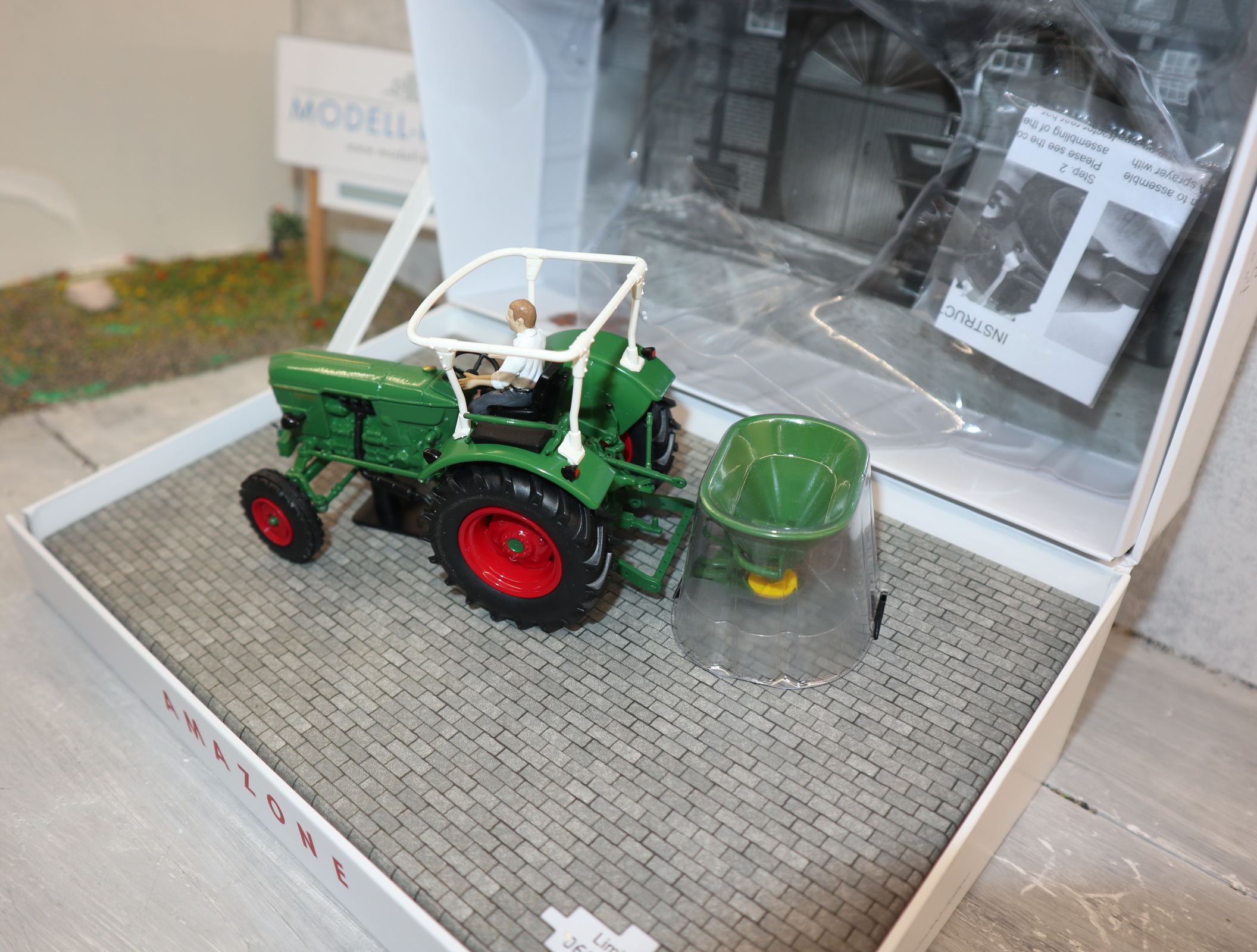Universal Hobbies 5371 in 1:32 AMAZONE ZA Streuer mit Deutz D60 05 Sondermodell 1500 Stück in OVP