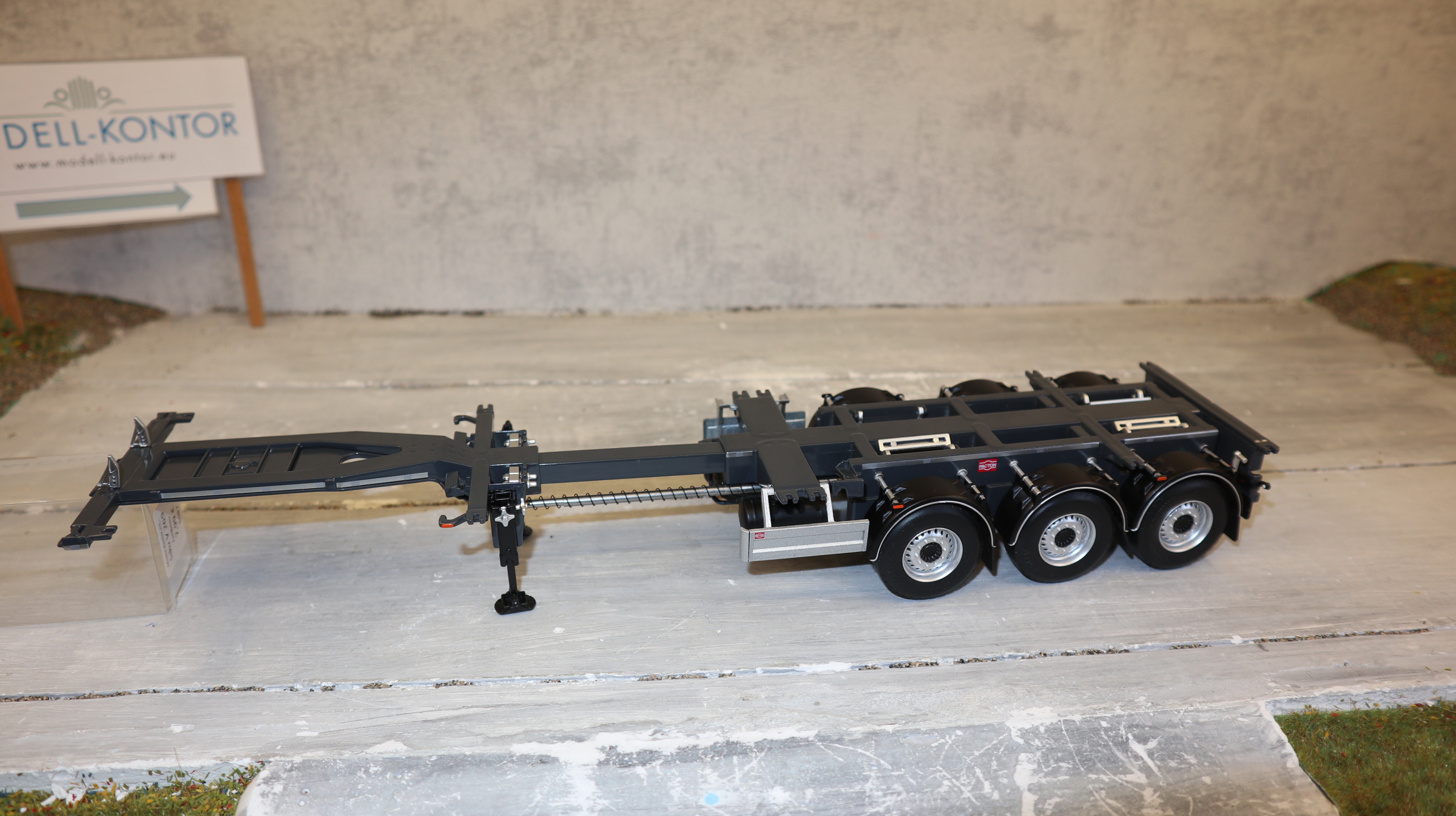 MarGe Set LKW 2-Achser  mit Containerchassis 2325, NEU in OVP