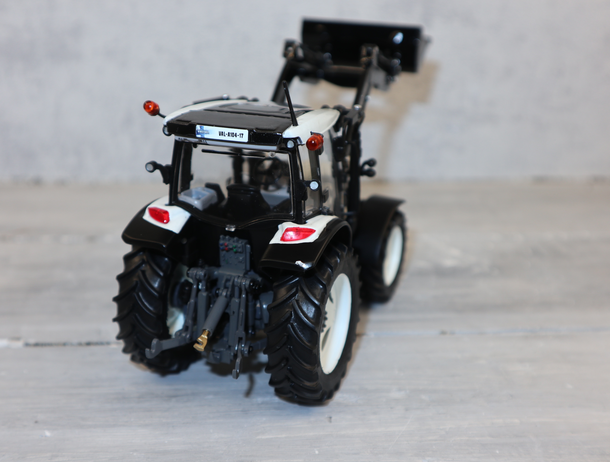 ROS 301542 in 1:32 VALTRA A104 weiß mit Frontlader NEU in OVP