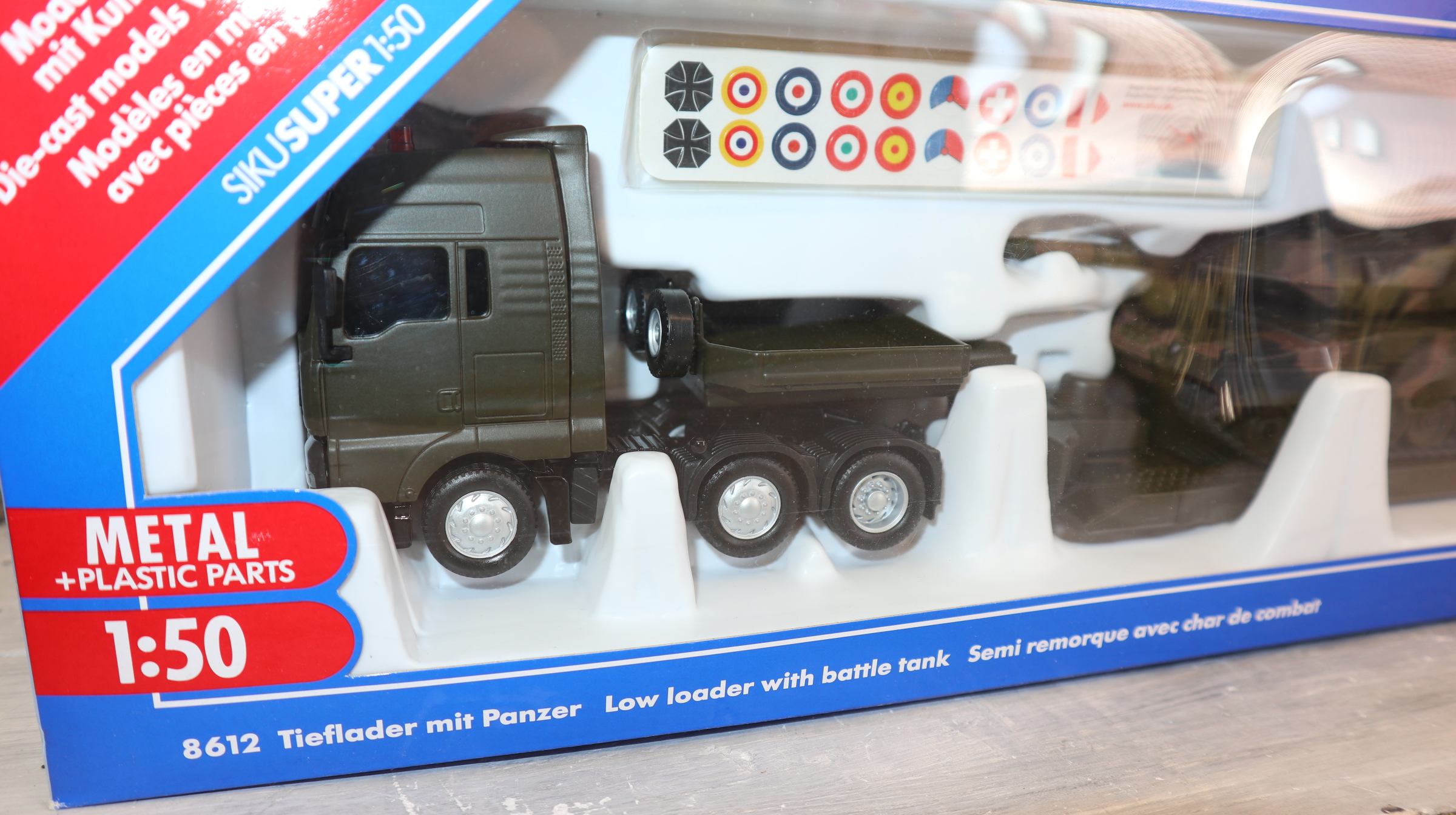Siku 8612 in 1:50,  MAN TGX mit Tieflader und Panzer, NEU in  OVP