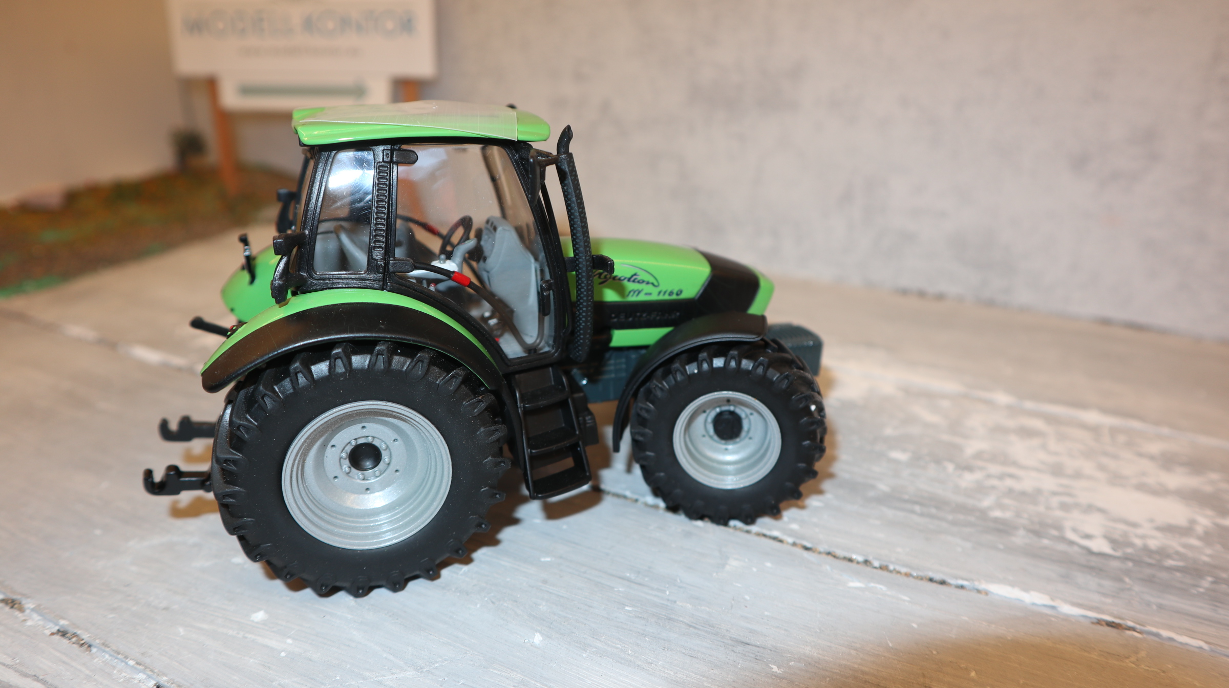 Universal Hobbies UH 2096 in 1:32,  Deutz-Fahr Agrotron 1160 mit Frontgewicht,  NEU in OVP