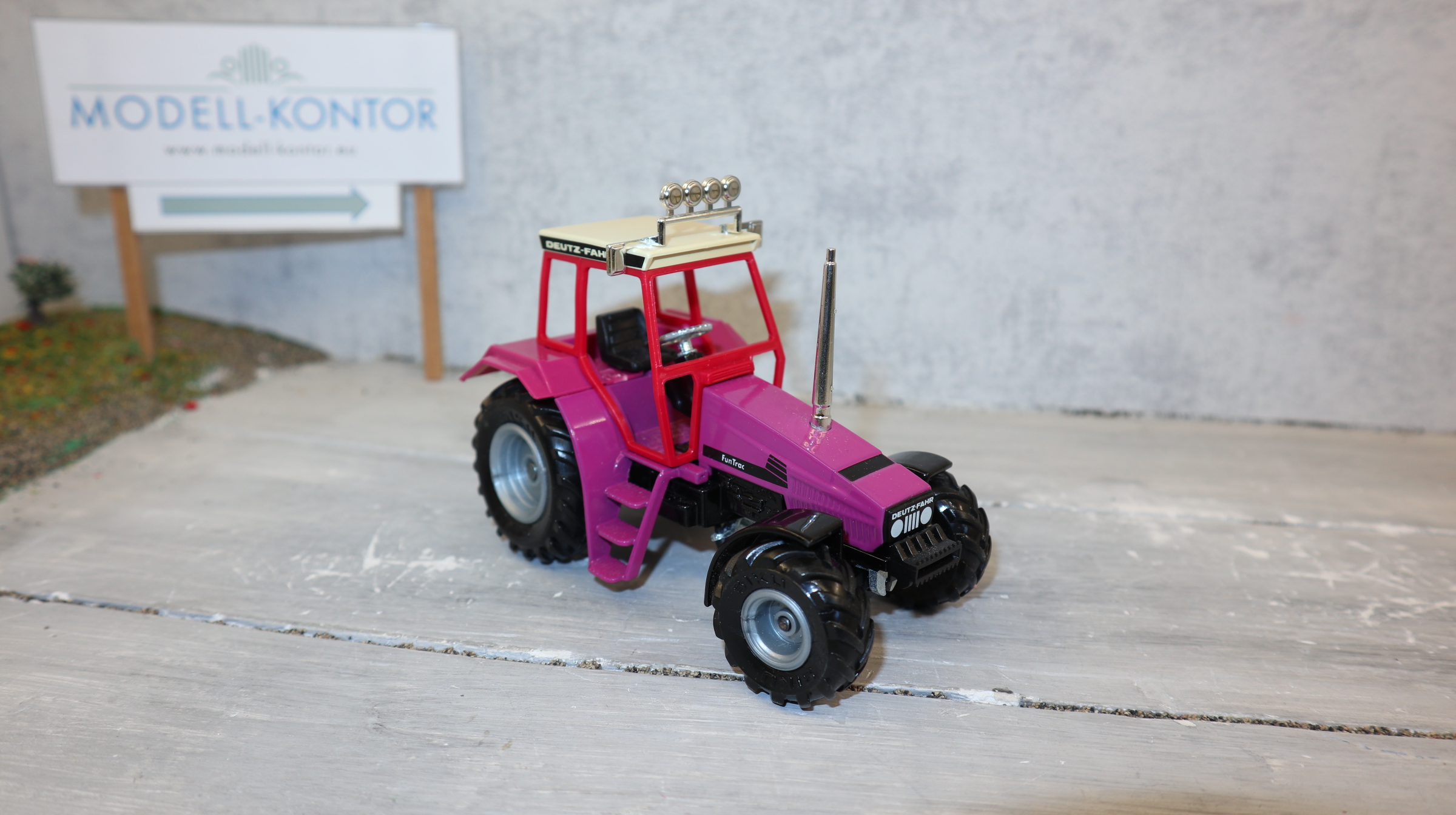 Siku 2865 in 1:32,  Deutz-Fun-Trac in lila, NEU in OVP