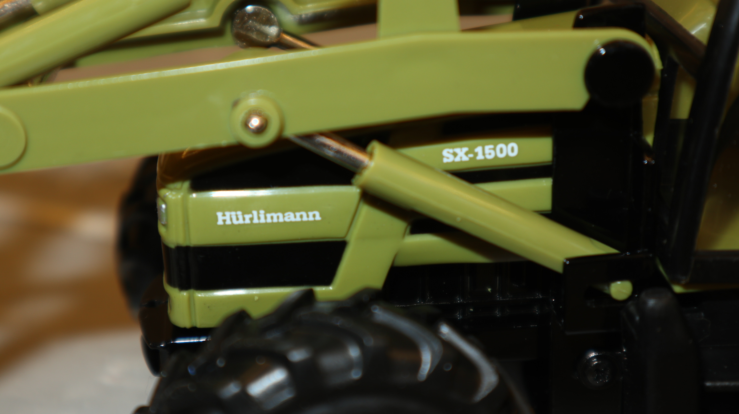Britains 00039 in 1:32, Hürlimann SX 1500 mit Frontlader, NEU in OVP