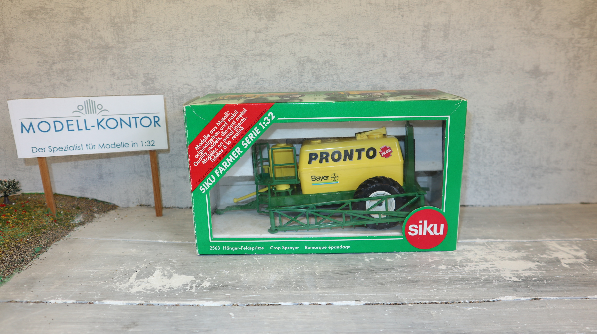 Siku 2563 in 1:32, Feldspritze PRONTO Bayer, Sondermodell  NEU in OVP