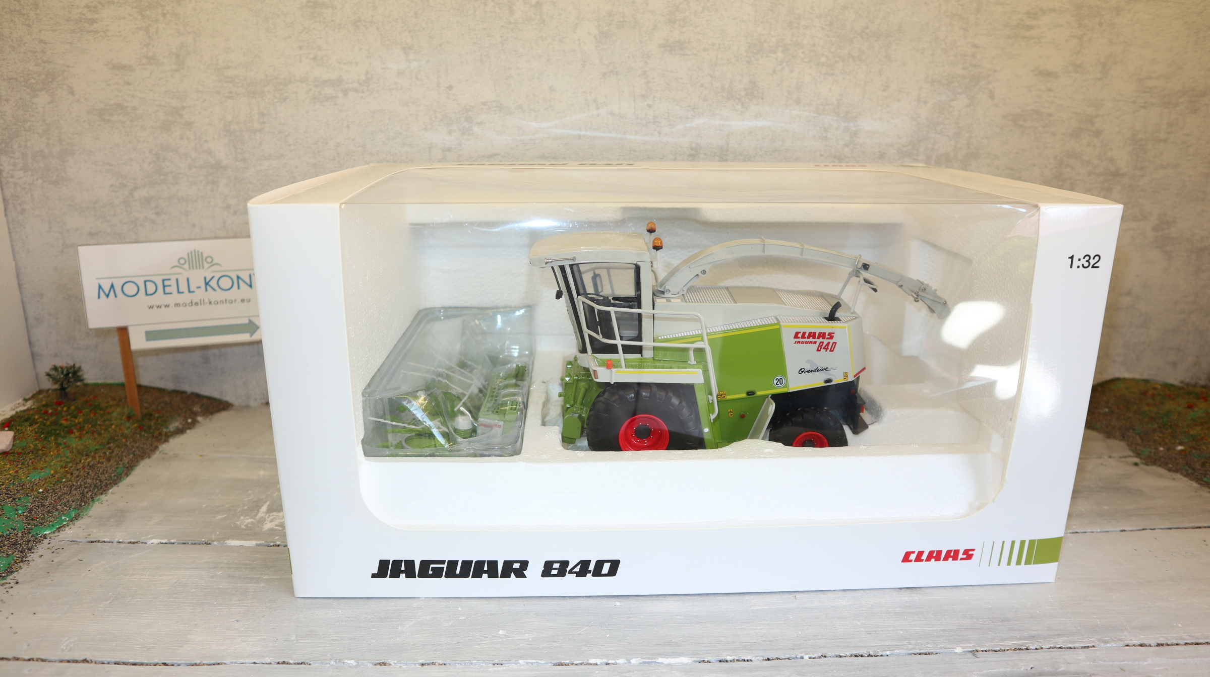 Universal Hobbies UH 02545420 in 1:32, Claas Jaguar 840 Overdrive + RU 600,  NEU in OVP