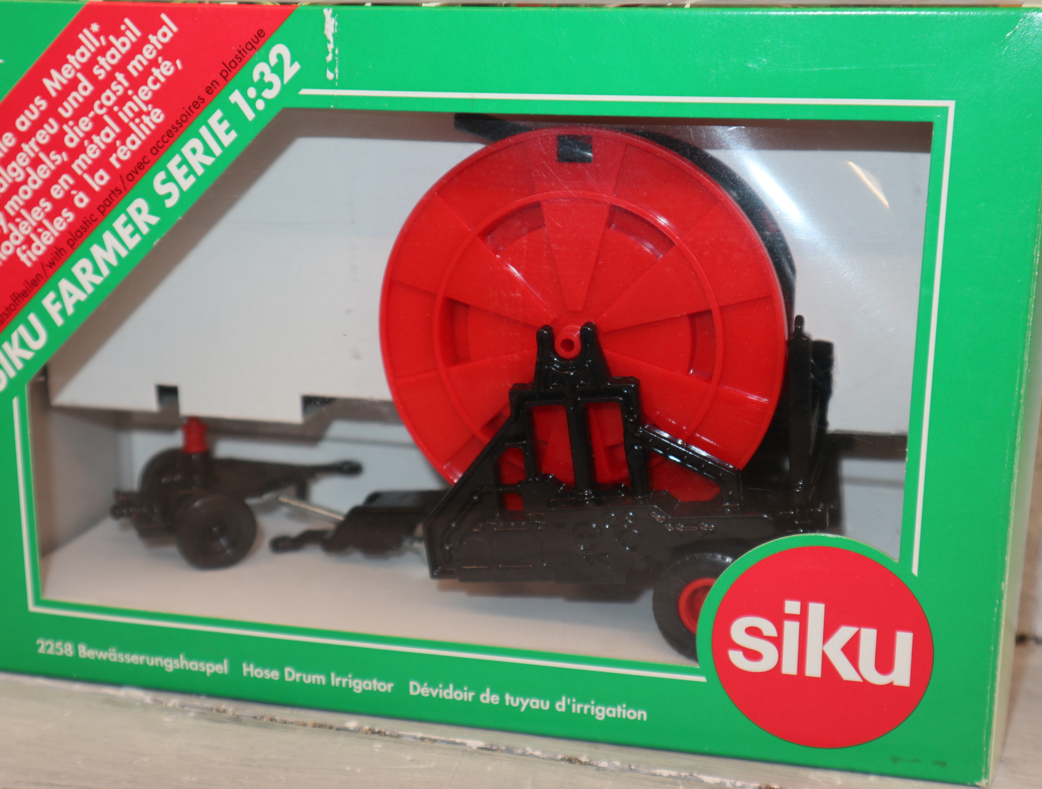 Siku 2258 in 1:32 Bewässerungshaspel schwarz-rot,  NEU in OVP