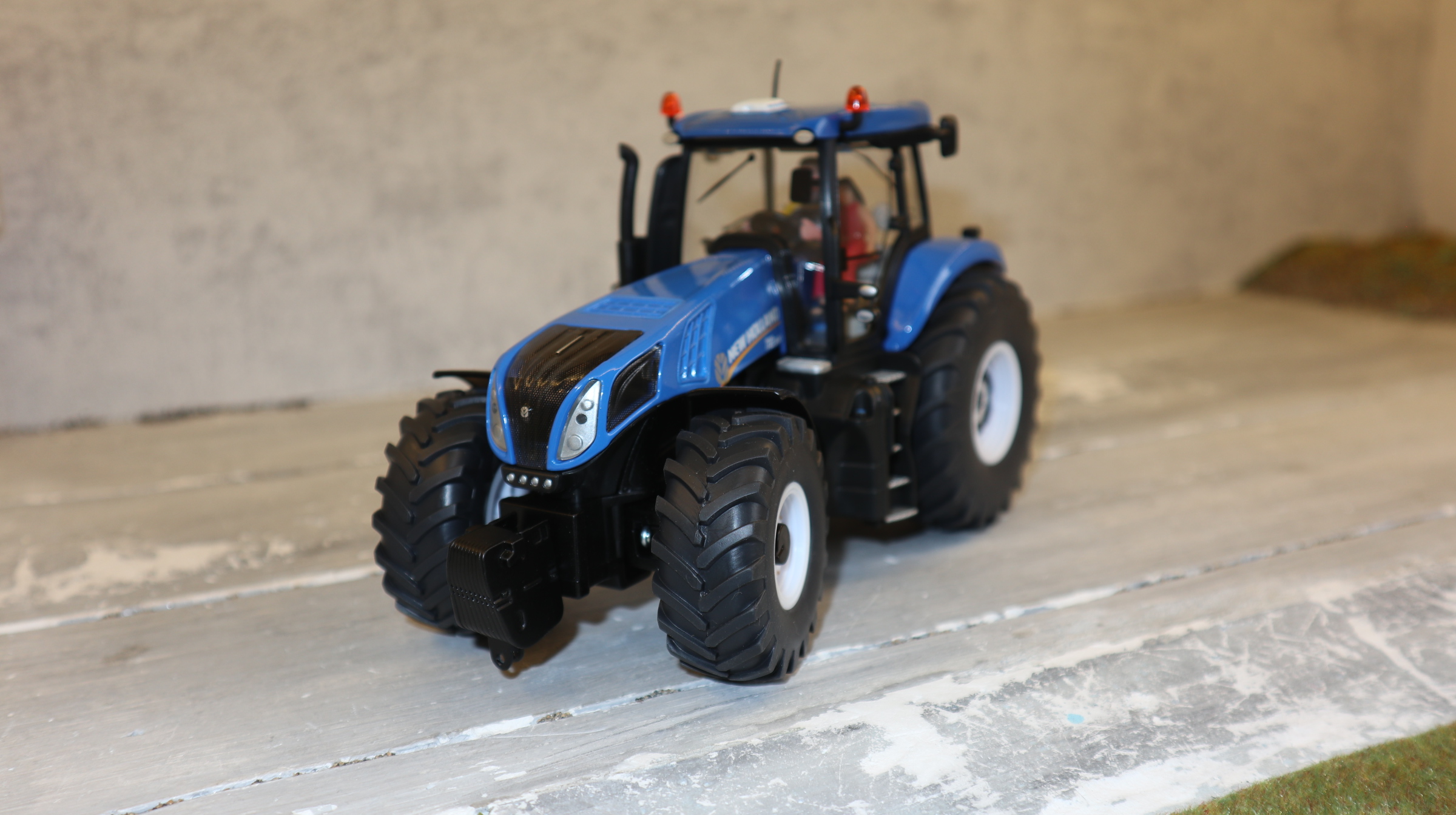 Siku 3273 in 1:32, New Holland T8.300 LCN NL 2011, NEU in OVP
