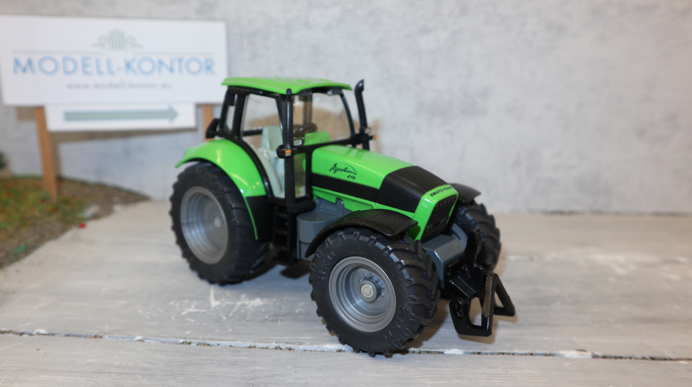 Siku 3253 in 1:32,  Deutz Agrotron 210, NEU in OVP