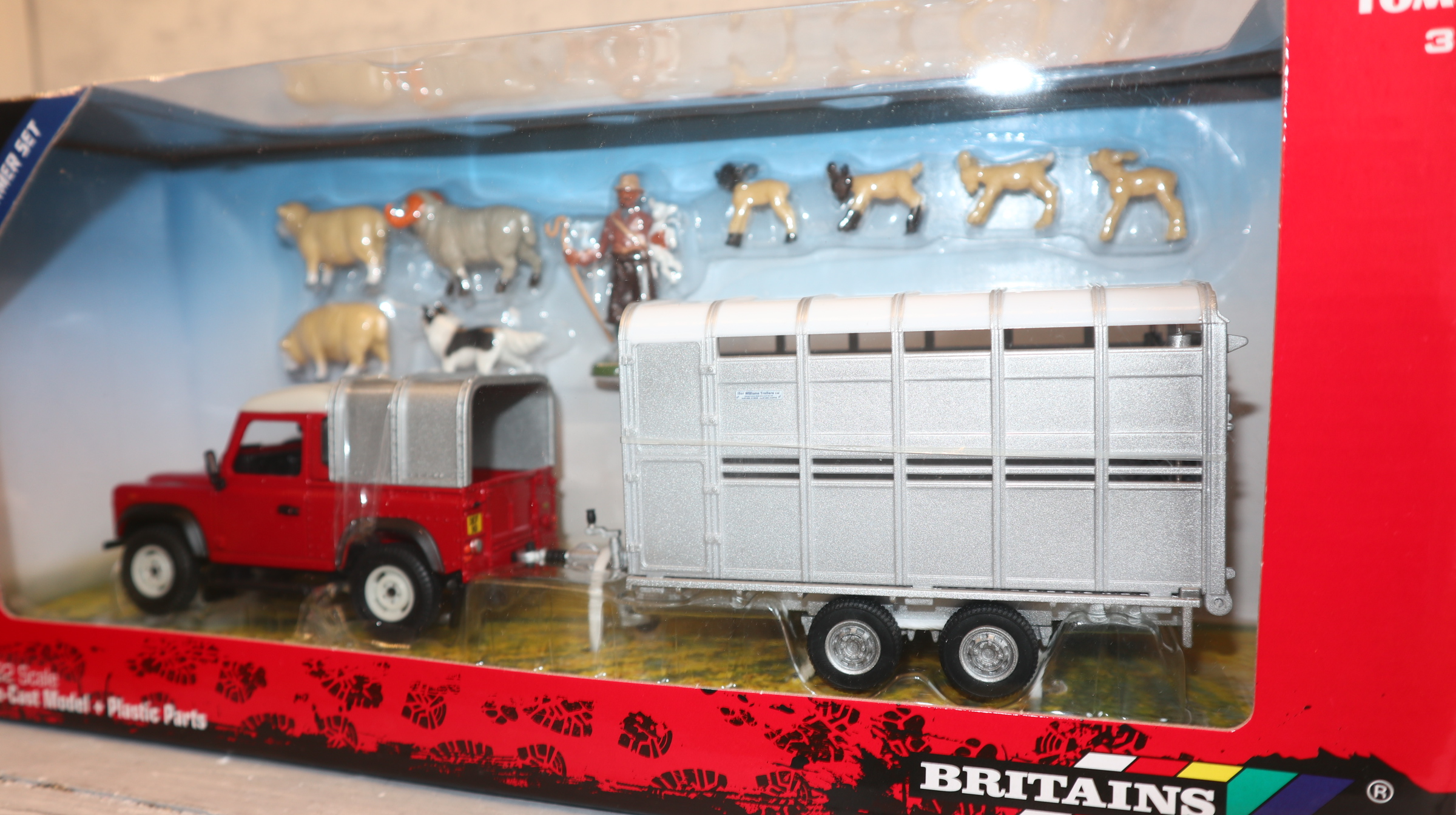Britains 43138 in 1:32, Land Rover mit Anhänger und Schafherde, NEU in OVP