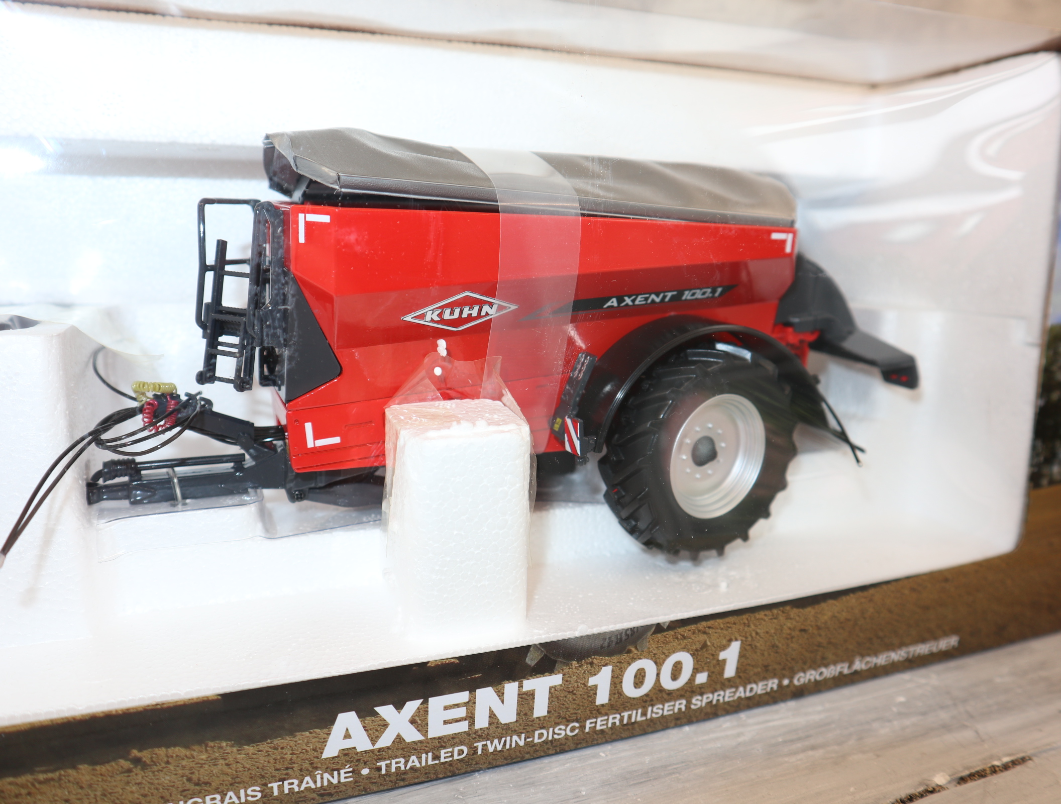 ROS  60229 in 1:32  KUHN AXENT 100.1 Großflächenstreuer, NEU  in OVP