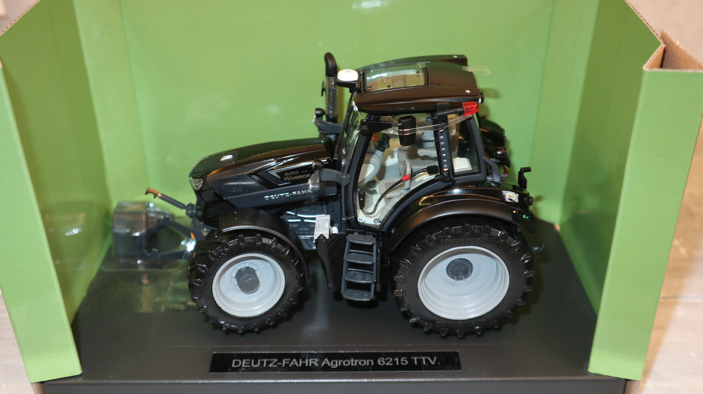 Weise Toys 2054 in 1:32, Deutz-Fahr 6215 TTV Warrior black, NEU in OVP