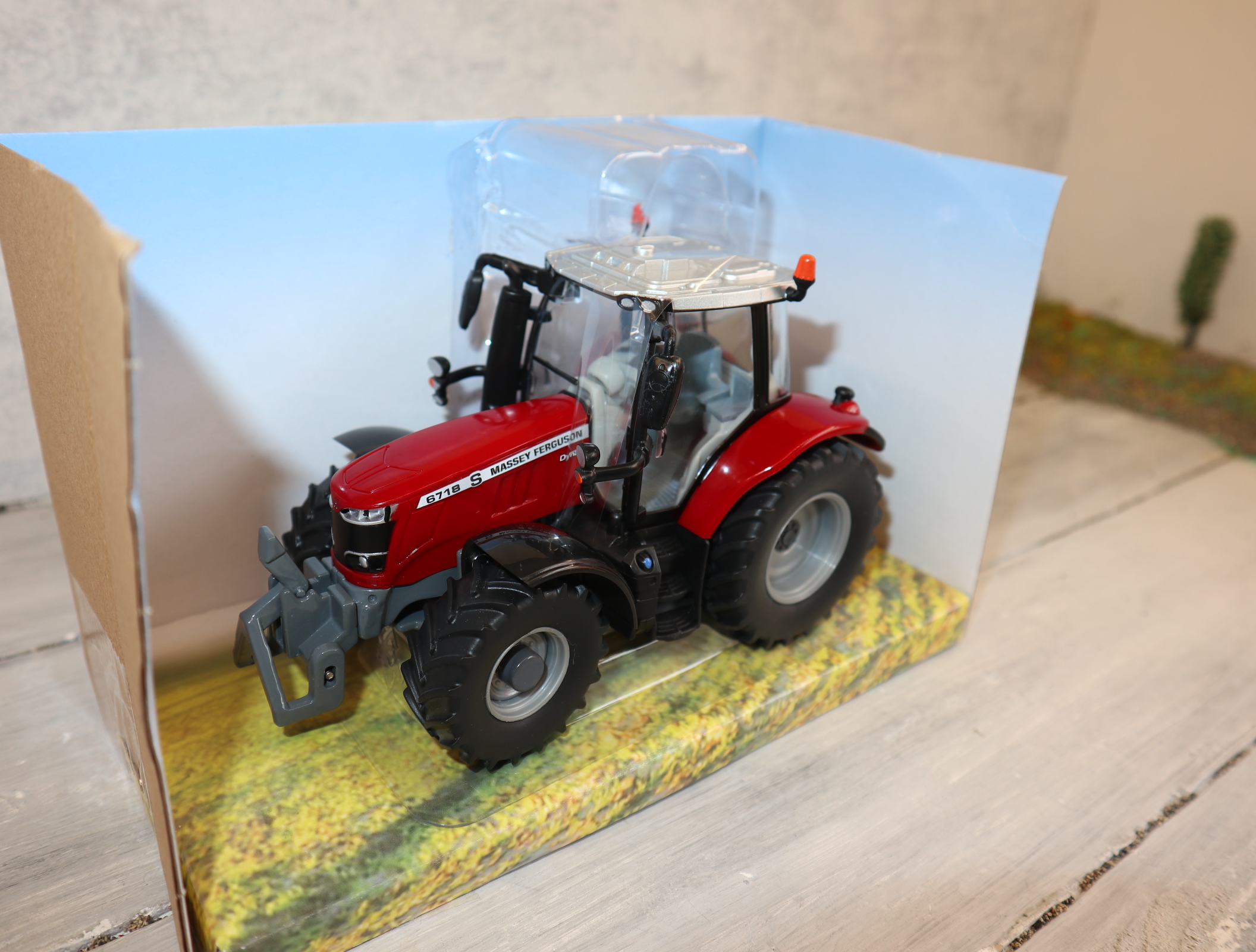 Britains 43235 in 1:32 Massey Ferguson 6718 S in OVP