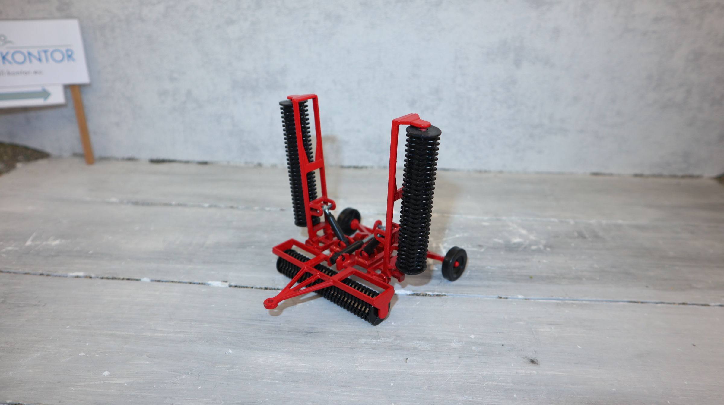 Siku 2263 in 1:32 Cambridwalze, ROT mit schwarzen Walzen, NEU in OVP
