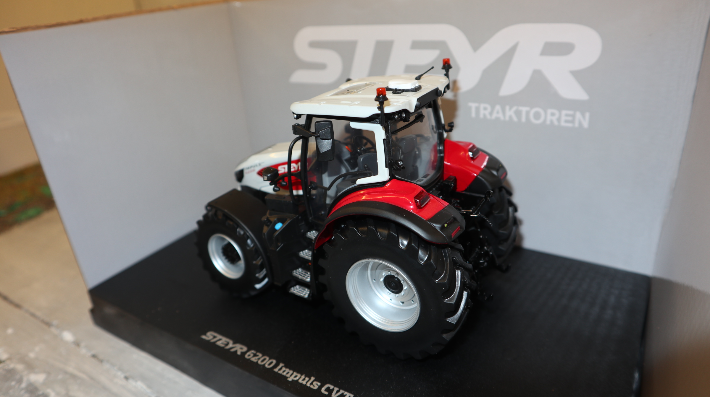 Universal Hobbies UH 6812 in 1:32, Steyr 6200 CVT,  NEU in OVP