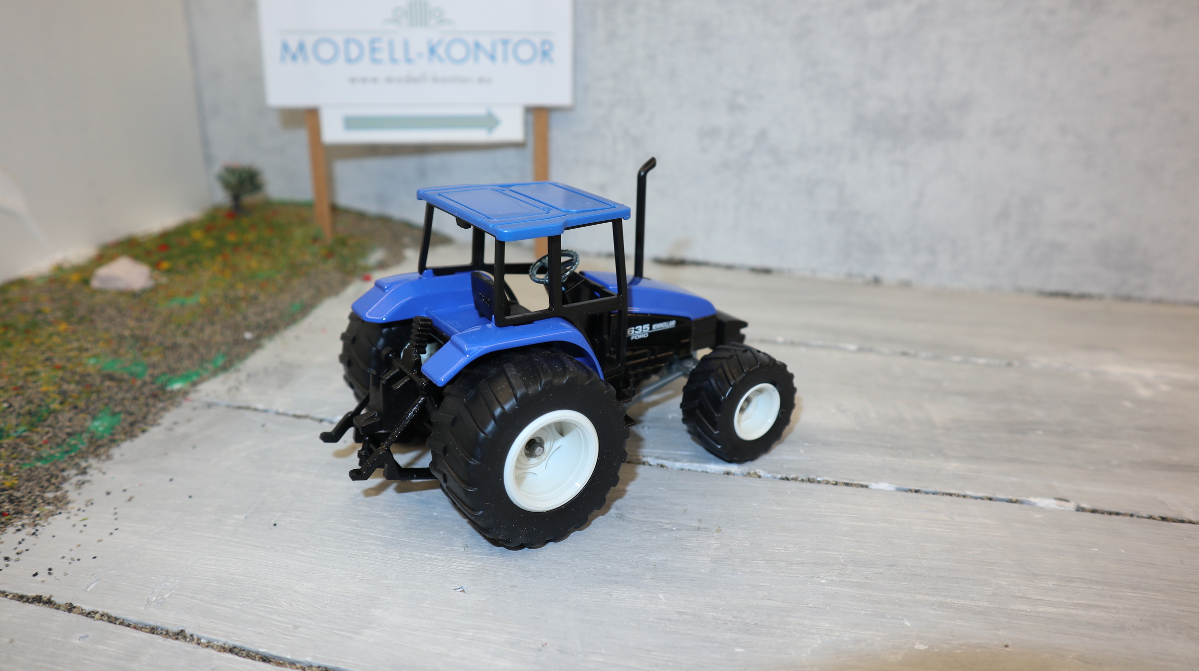 Siku 2652 in 1:32,  New Holland 5635 in Blau mit Breitreifen, NEU in OVP