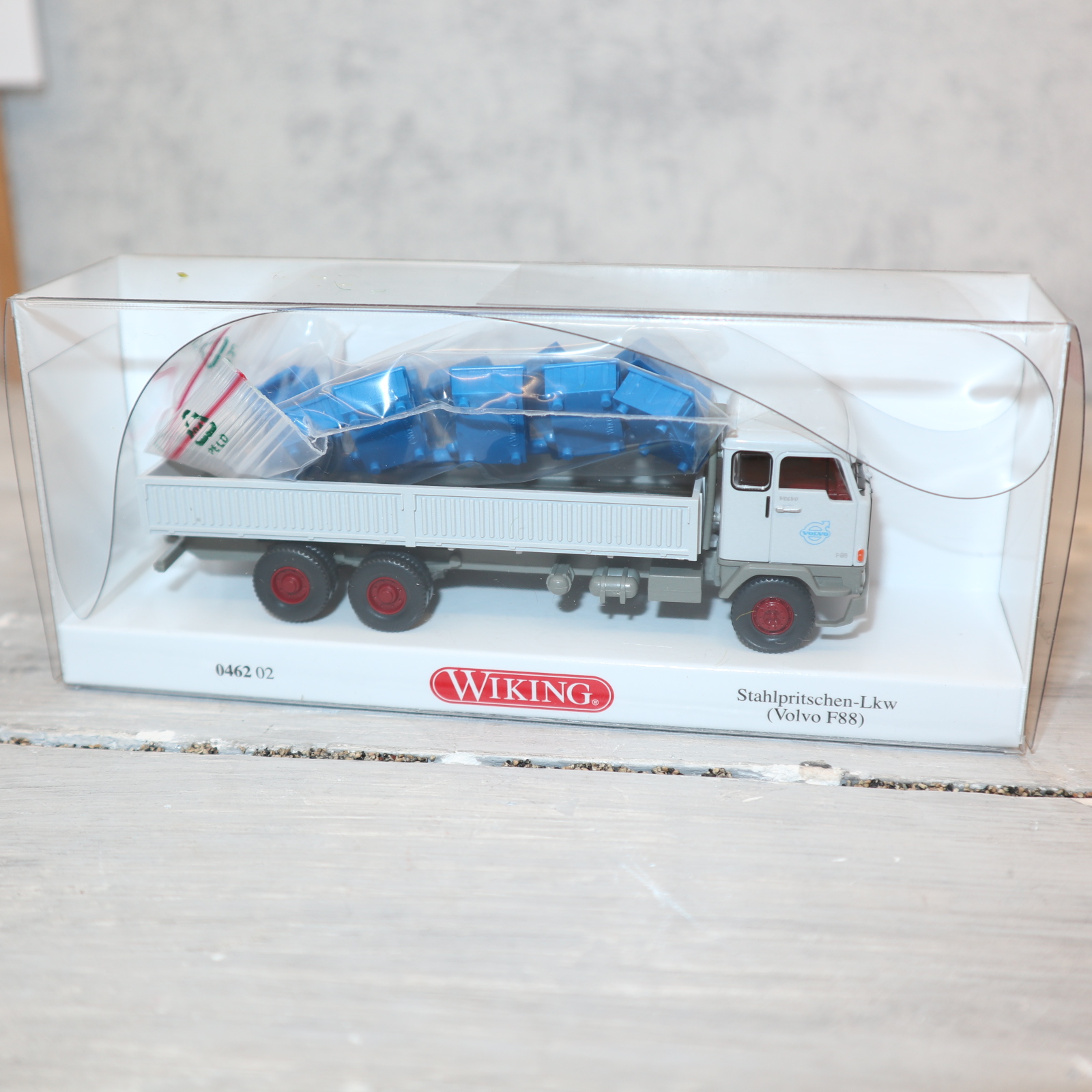 Wiking 046202 1:87 VOLVO F88 3-Achser Stahlpritsche GRAU mit blauen Kisten NEU in OVP