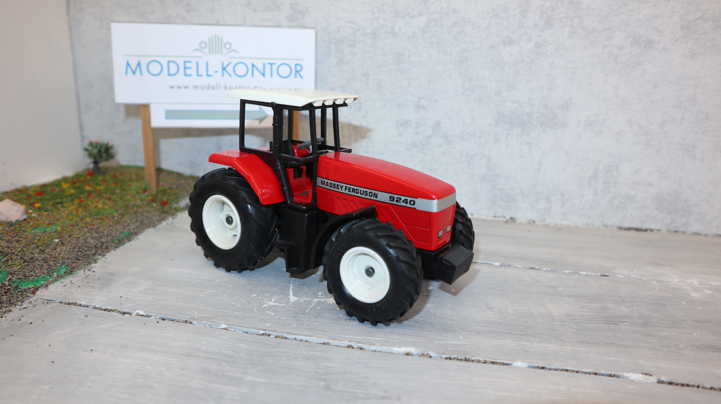 Siku 2868 in 1:32,  Massey Ferguson 9240, Version 1 mit weißen Felgen, TOP ohne OVP