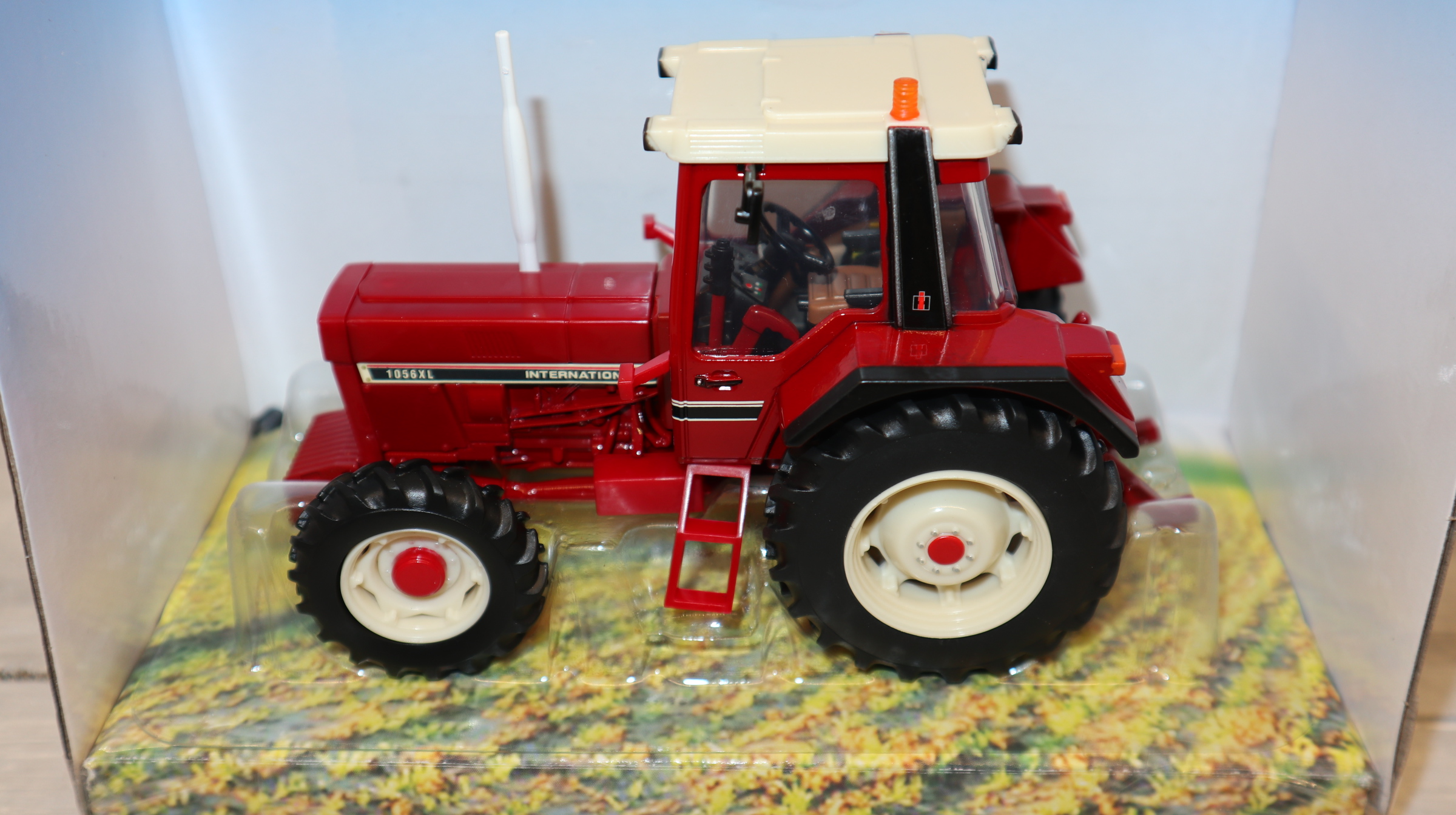 Britains 43329 in 1:32 International IH 1056 XL 4WD, NEU in OVP