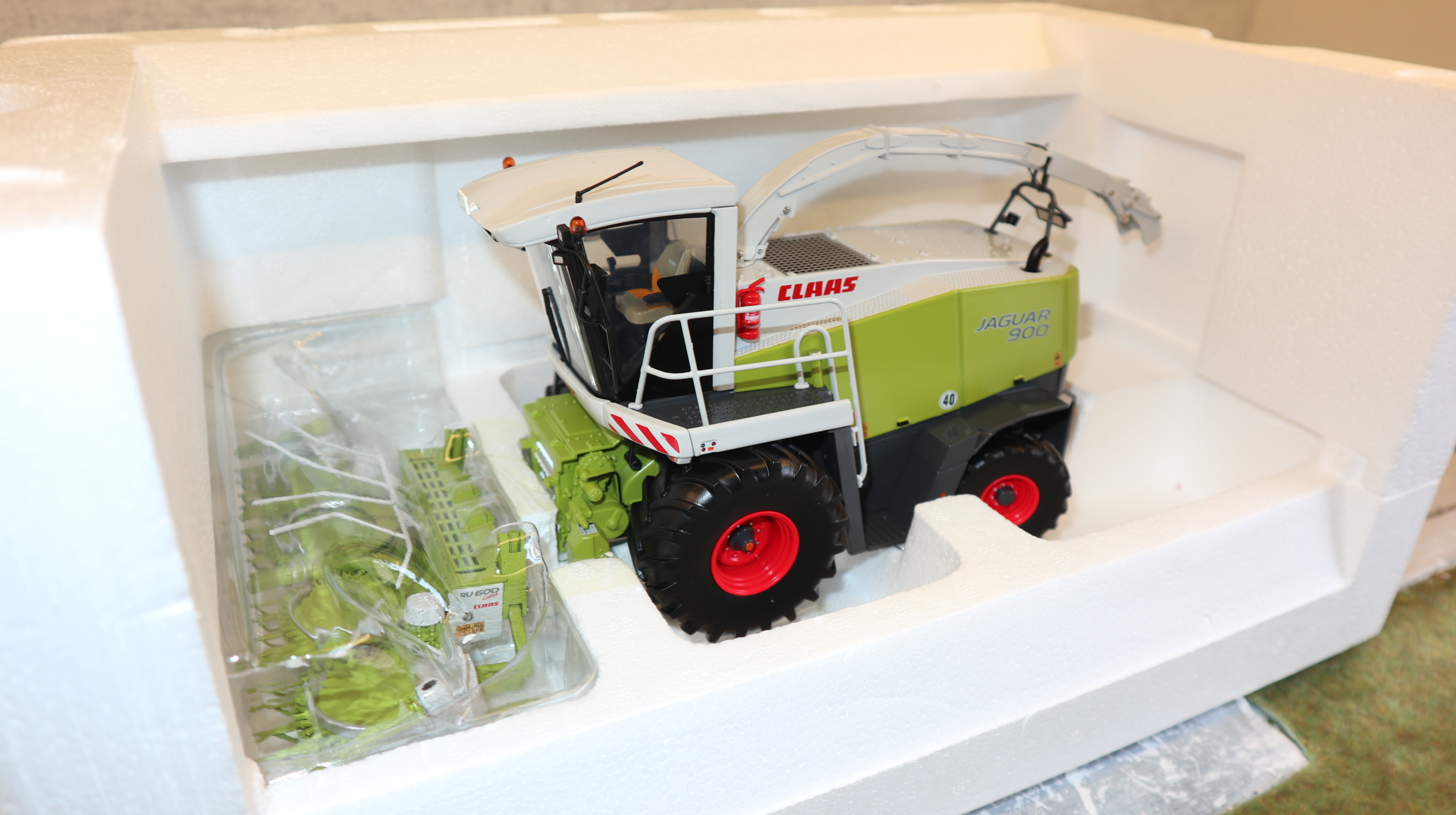 Universal Hobbies UH 02670440 in 1:32, Claas Jaguar 900 Speedstar + RU 600,  NEU in OVP