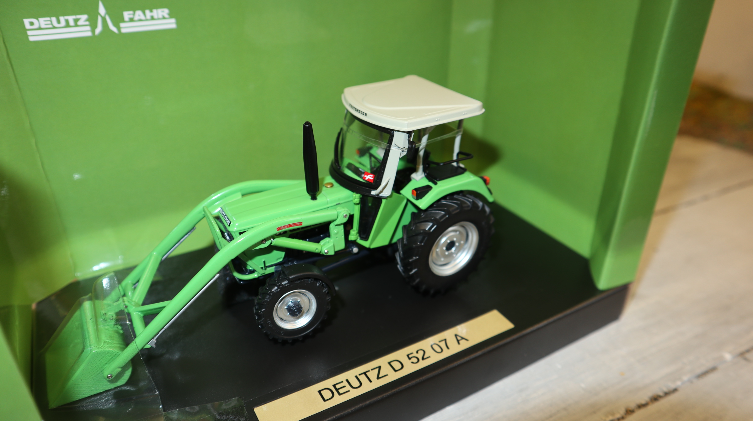 Weise Toys 2070 in 1:32, Deutz D 5207 Allrad mit Frontlader, Sondermodell nur 300 Stück, NEU in OVP