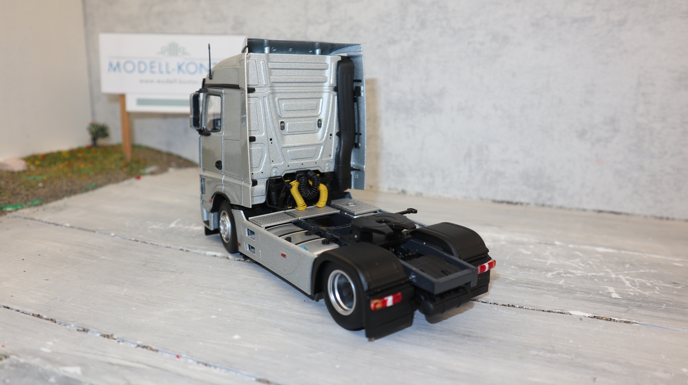 MarGe 1907-03 in 1:32,Mercedes-Benz Actros Streamspace 4x2 in silber als SZM, NEU in OVP