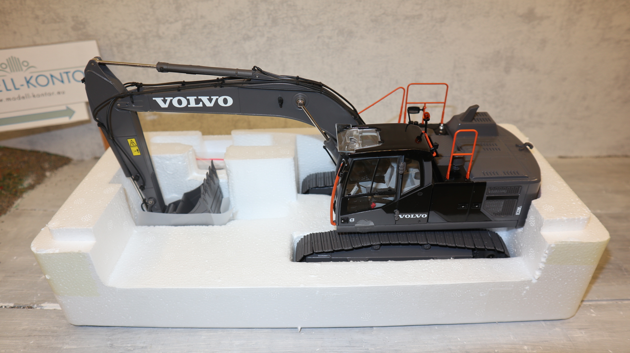 AT Collections 3200127 in 1:32, VOLVO EC 220 EL Black-Edition NEU in OVP