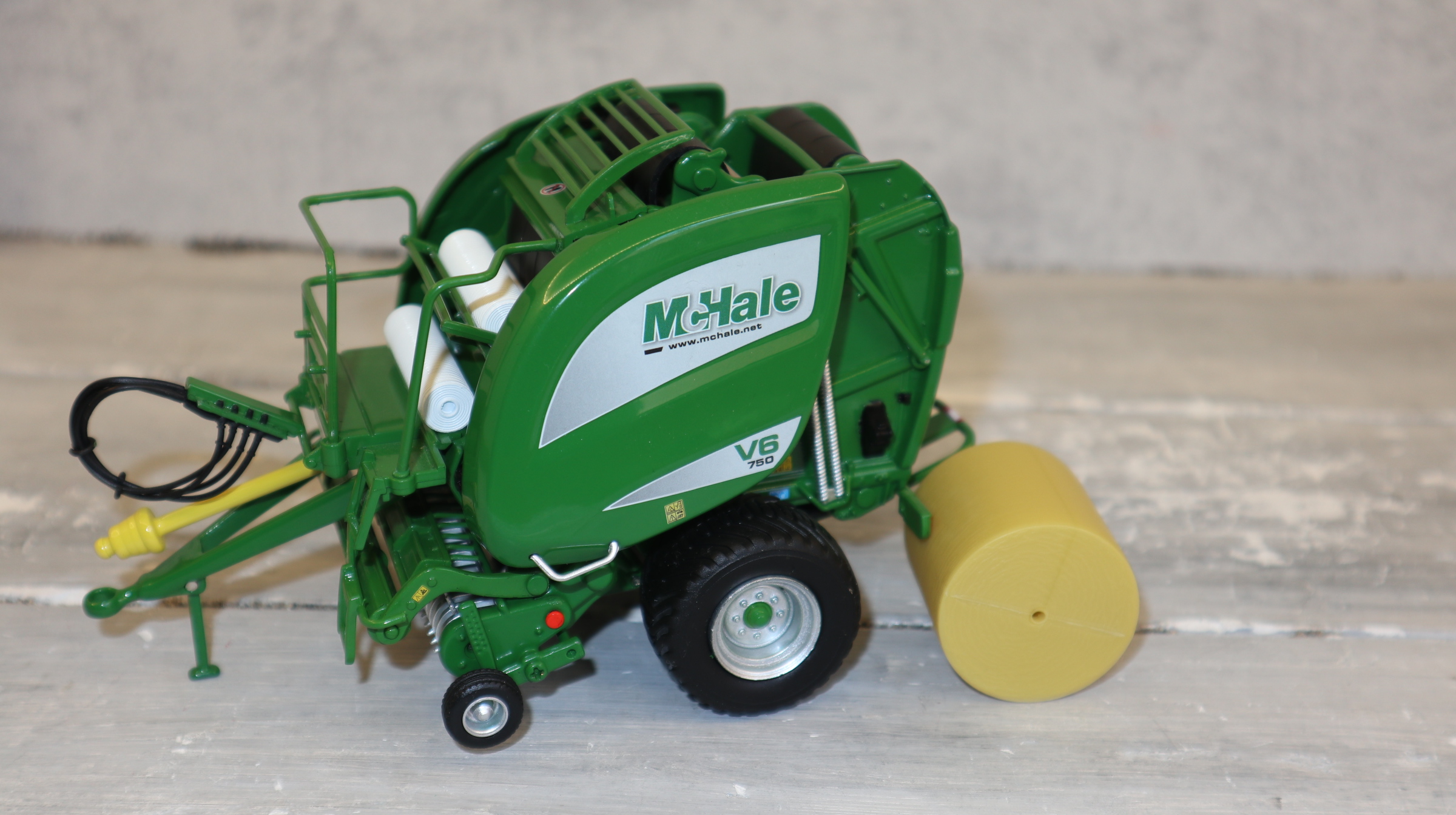 USK 31021 in 1:32, Rundballenpresse McHale V6, NEU in OVP