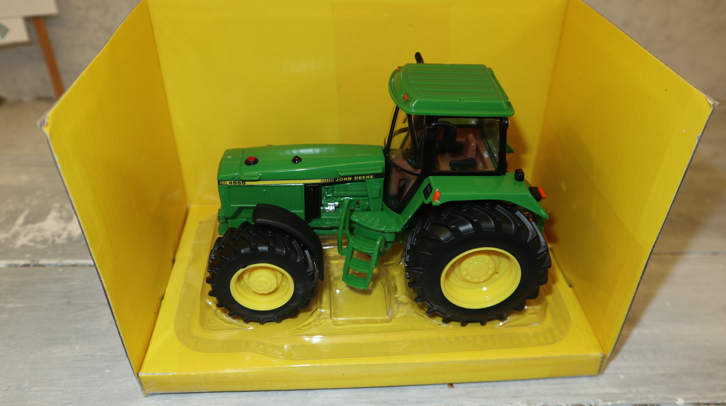 Britains Prestige 43407 in 1:32, John Deere 4955 mit Breitreifen, NEU in OVP