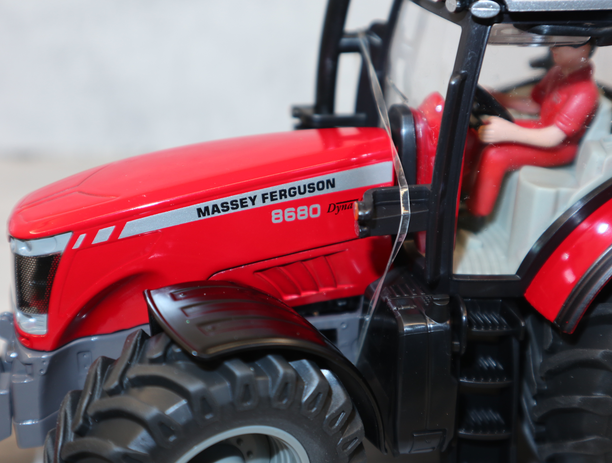 Siku 8614 in 1:32 Massey Ferguson 8680 mit Ballengabel Sondermodell IRLAND, NEU in OVP