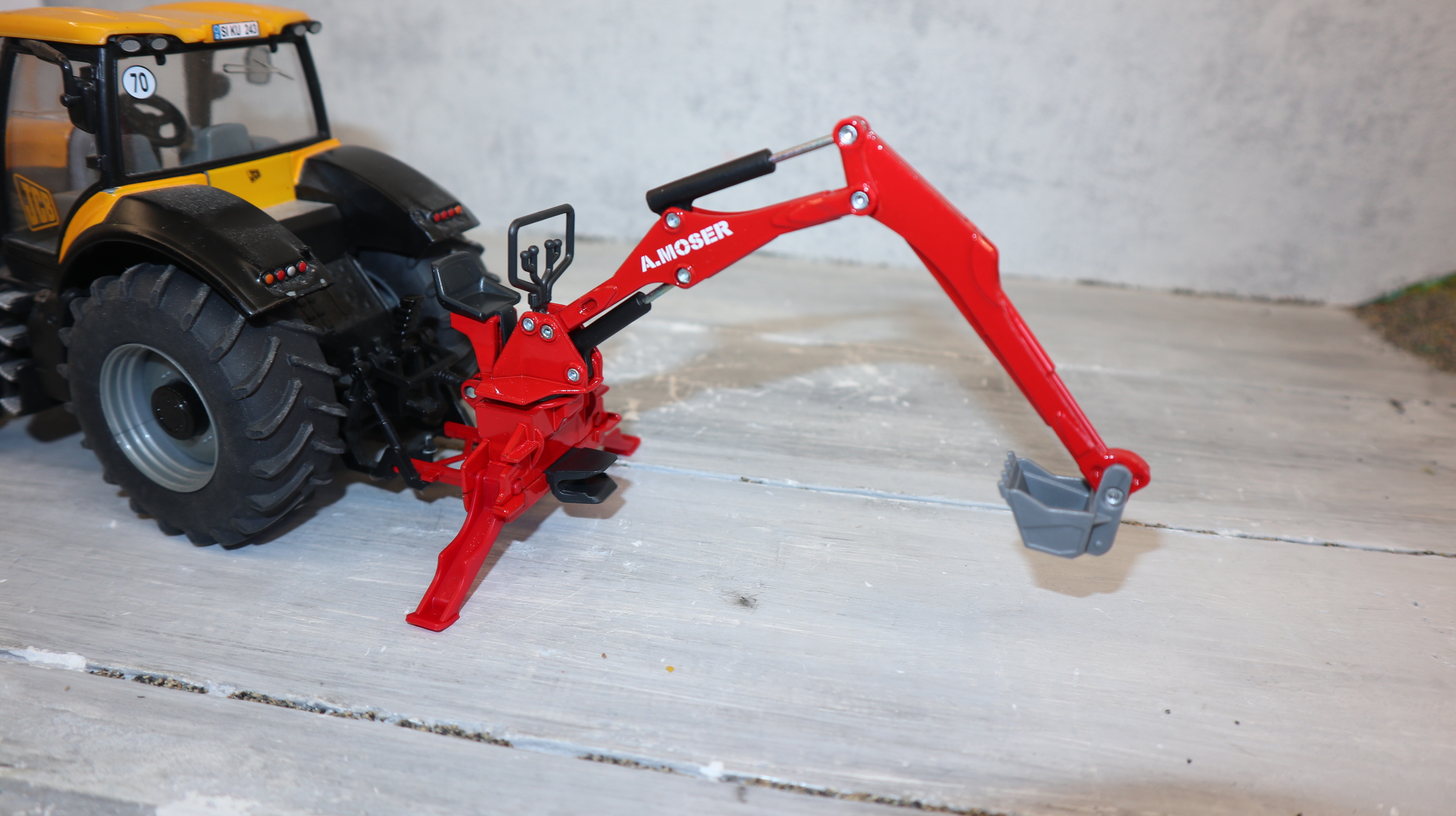Siku 2066 in 1:32,   MOSER Heckbagger für Trecker, NEU in OVP
