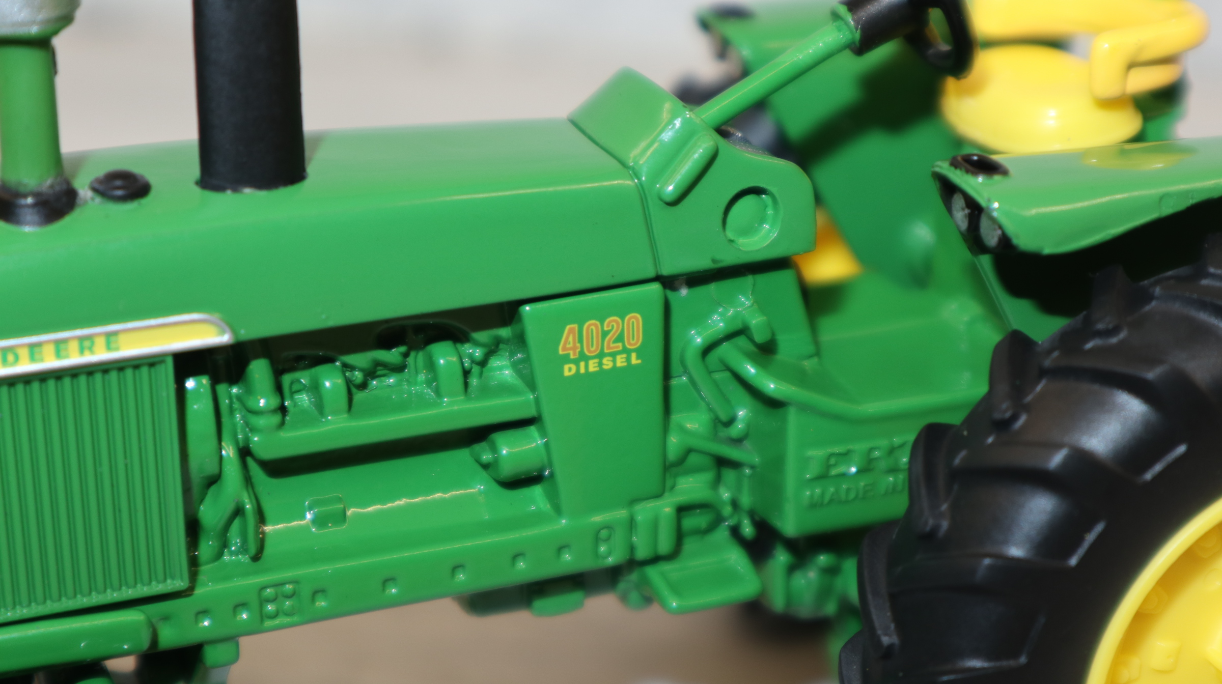 Britains 47024 in 1:32 Farm-Gebäude mit Trecker und Tieren, neue Version !! NEU in OVP