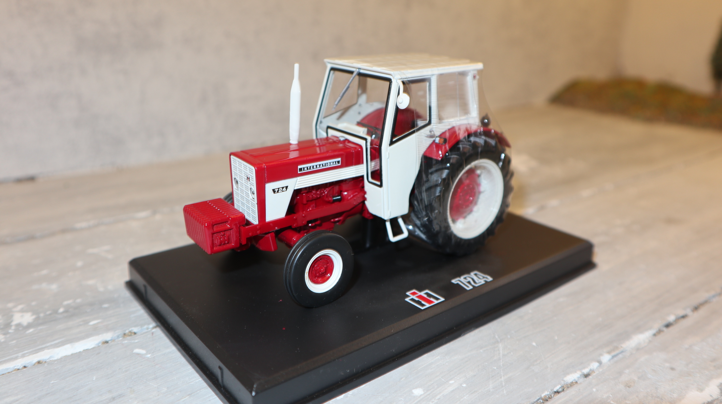 Replicagri 032 in 1:32, International IH 724 2WD, NEU in OVP