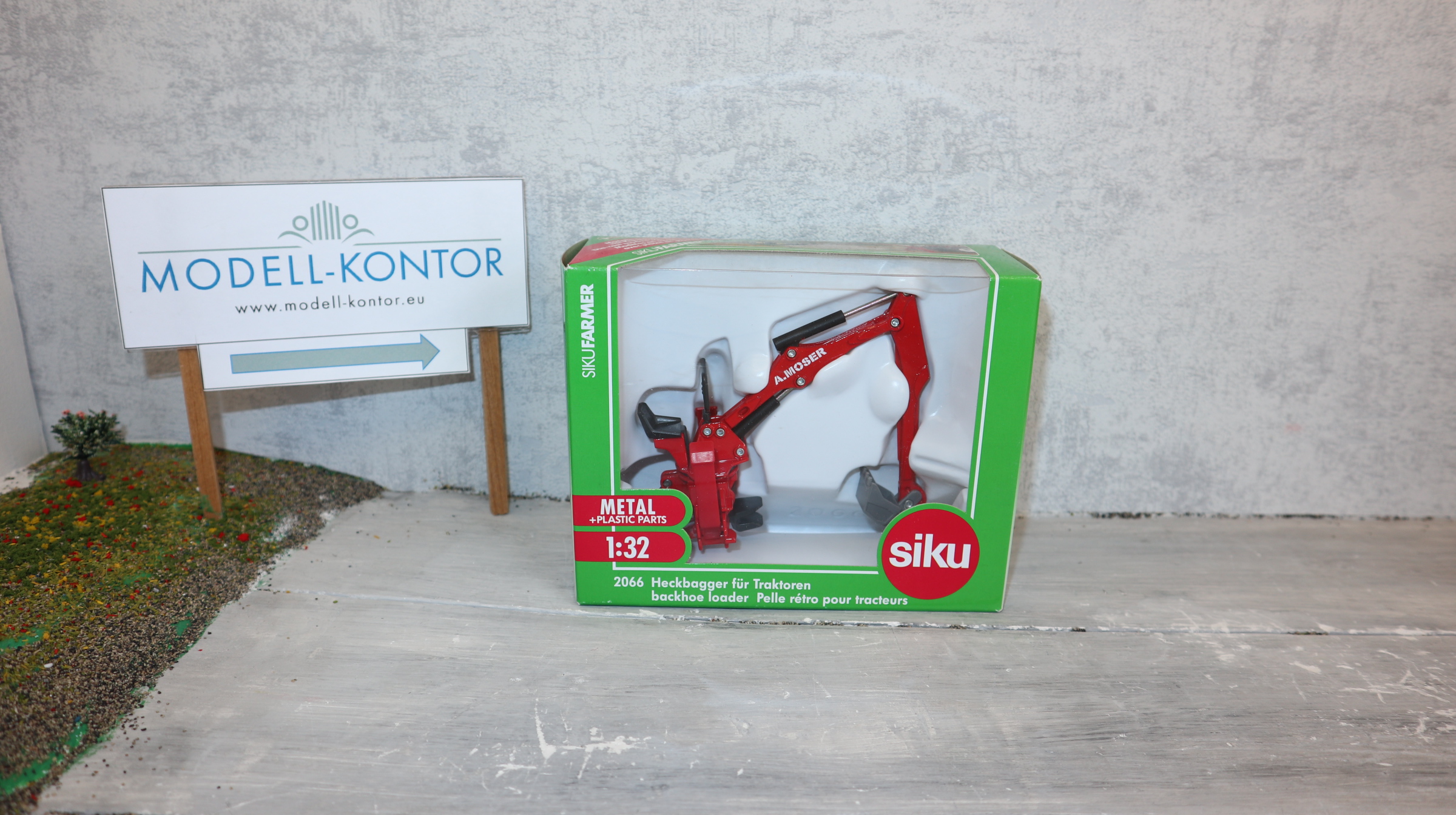 Siku 2066 in 1:32,   MOSER Heckbagger für Trecker, NEU in OVP