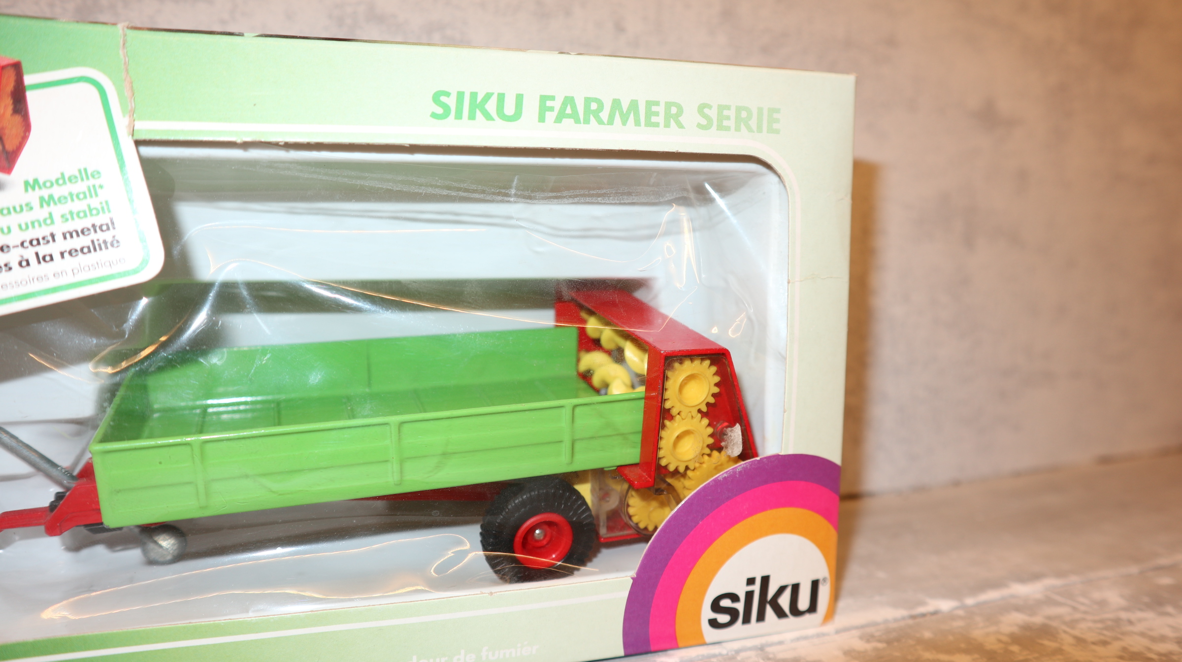 Siku 2553 in 1:32 Düngerstreuer Version 3 mit roten Felgen NEU in OVP