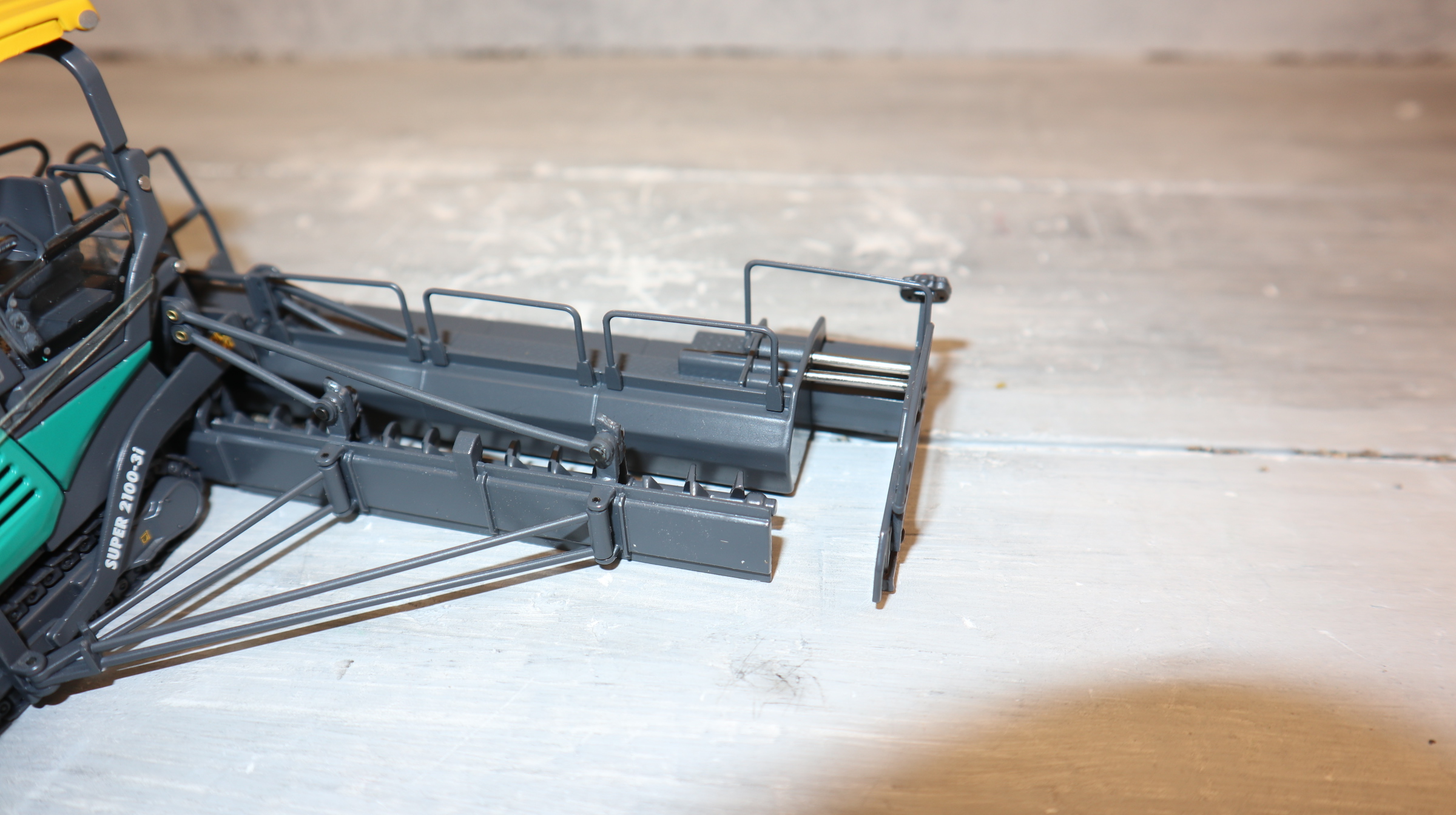 NZG 8591 in 1:50, VÖGELE Straßenfertiger SUPER 2100-3, NEU in OVP
