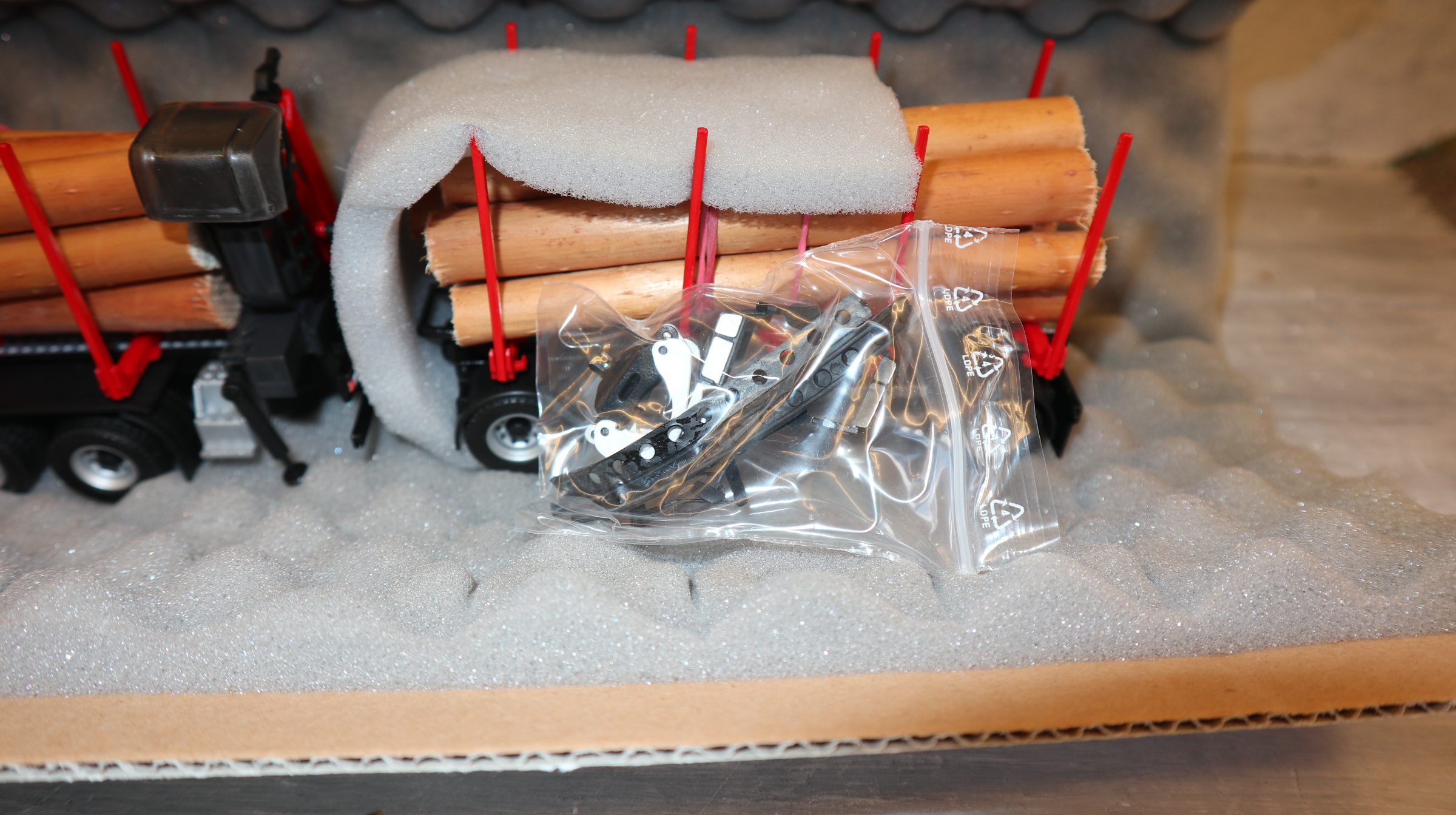 Conrad 78233/0 in 1:50 , MB Arocs ROT Palfinger Epsilon Q17Z Doll Kurzholzzug,  NEU in OVP