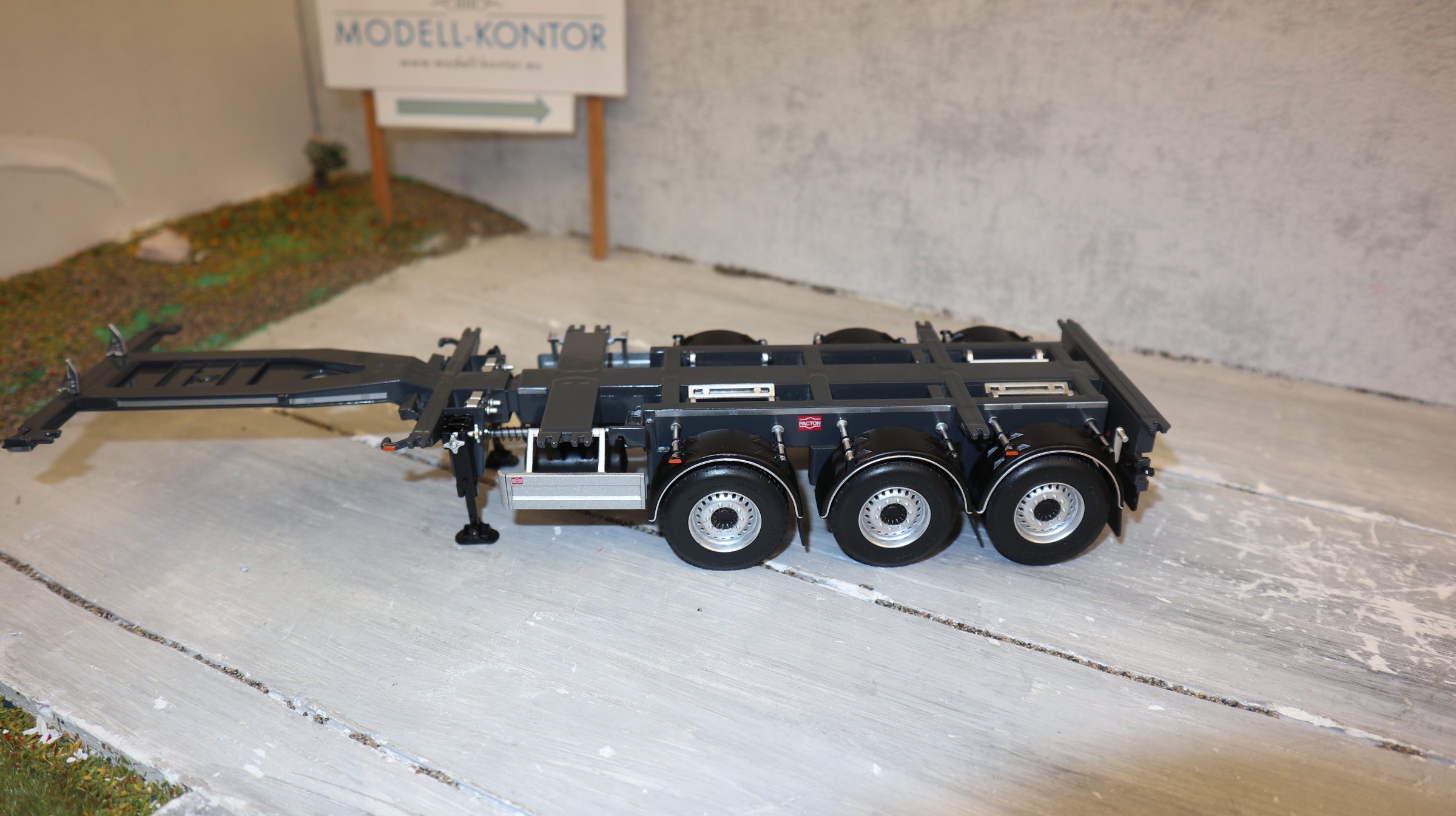 MarGe 2325 in 1:32, PACTON Container Chassis für 20" und 40 " DIN-Container, NEU in OVP
