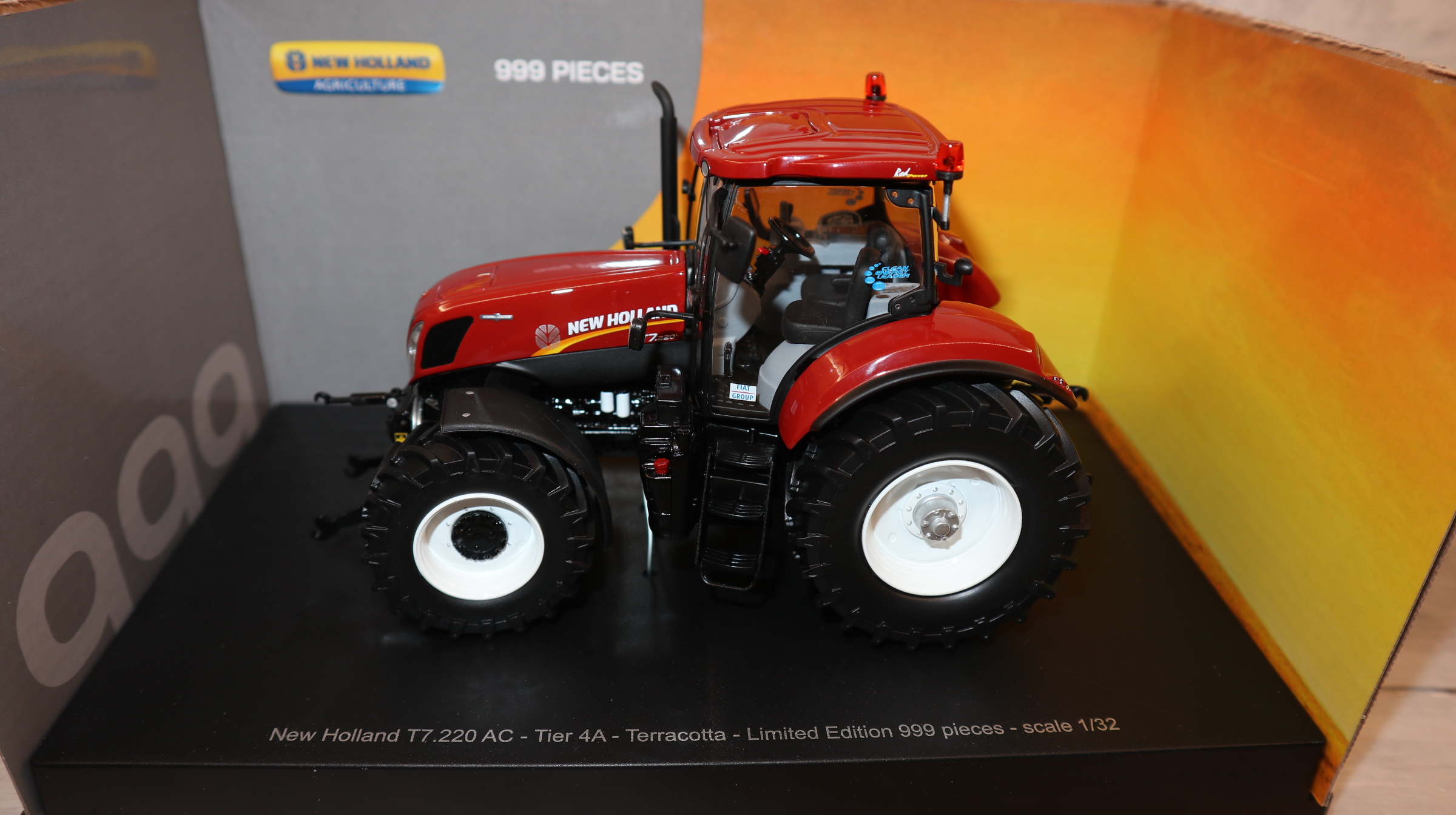 ROS 30215 in 1:32 New Holland T7.270AC TERRACOTTA Sondermodell  999x, NEU in OVP