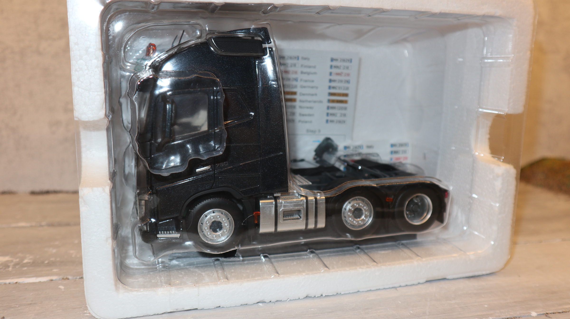 MarGe 1811-02 in 1:32, VOLVO FH 16 als 6x2 SZM, NEU in OVP