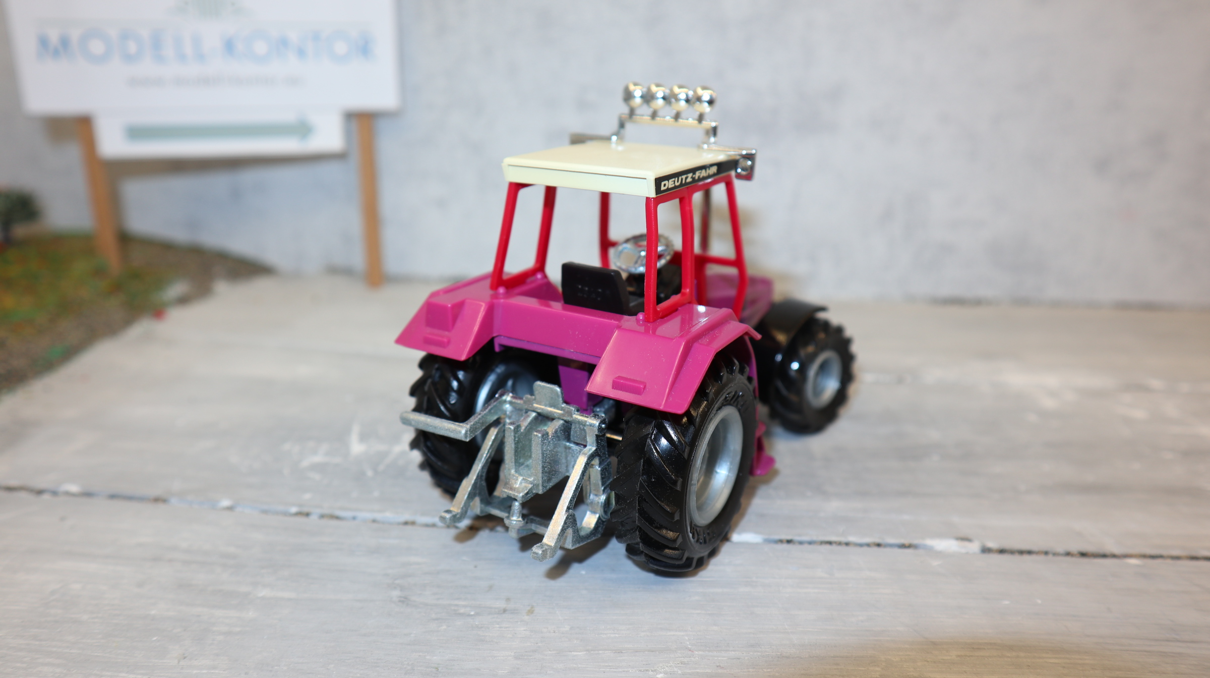 Siku 2865 in 1:32,  Deutz-Fun-Trac in lila, NEU in OVP