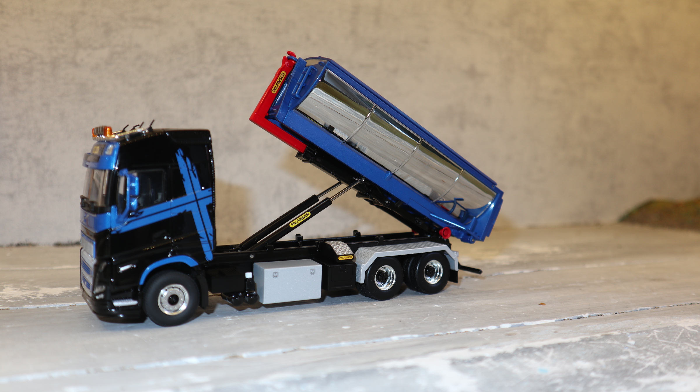 WSI 02-3794 in 1:50, Volvo FH5 6x4 schwarz-blau Palfinger Abroller + Thermomulde  NEU in OVP